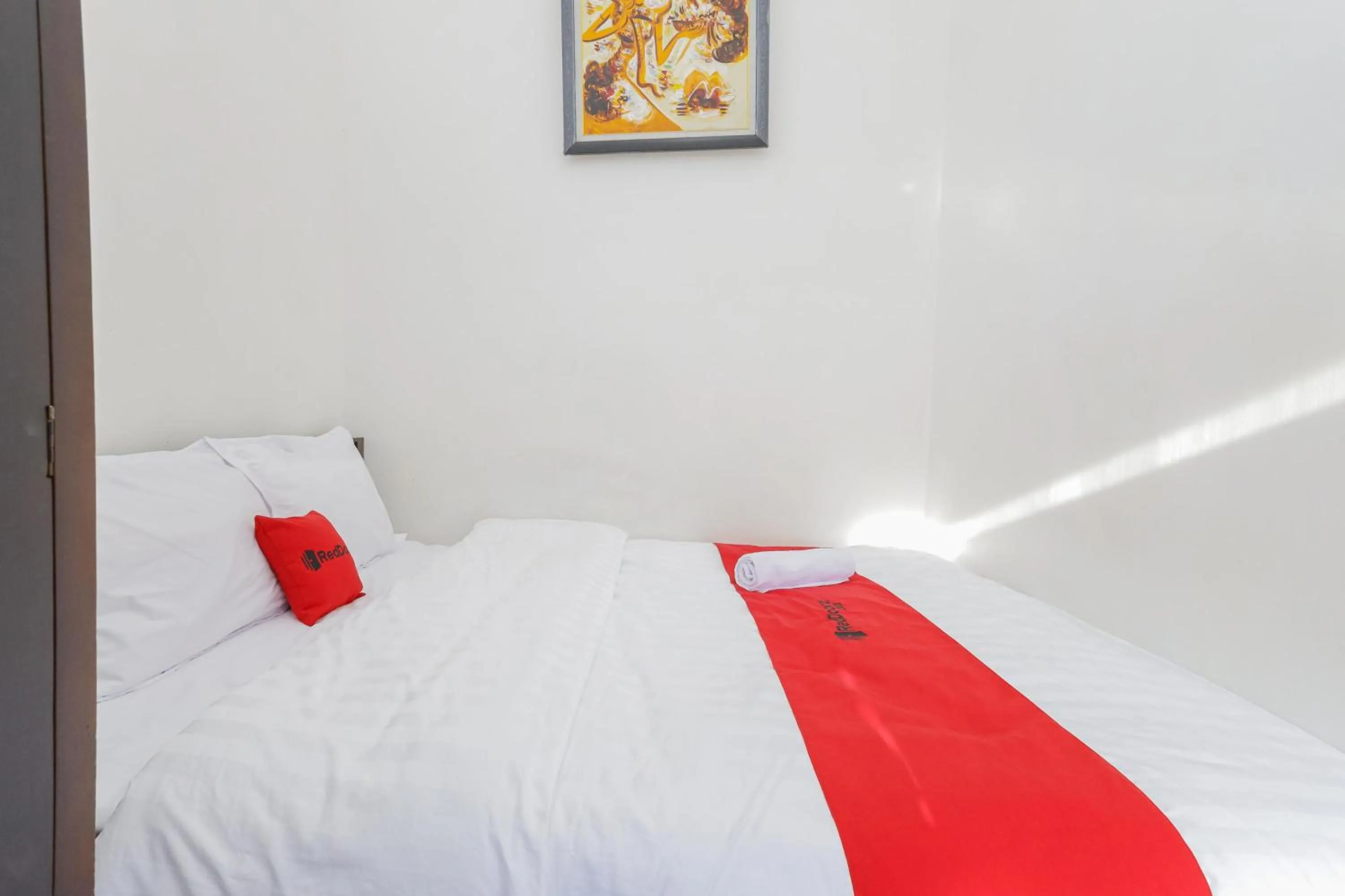 Bedroom, Bed in RedDoorz Syariah near Universitas Jember