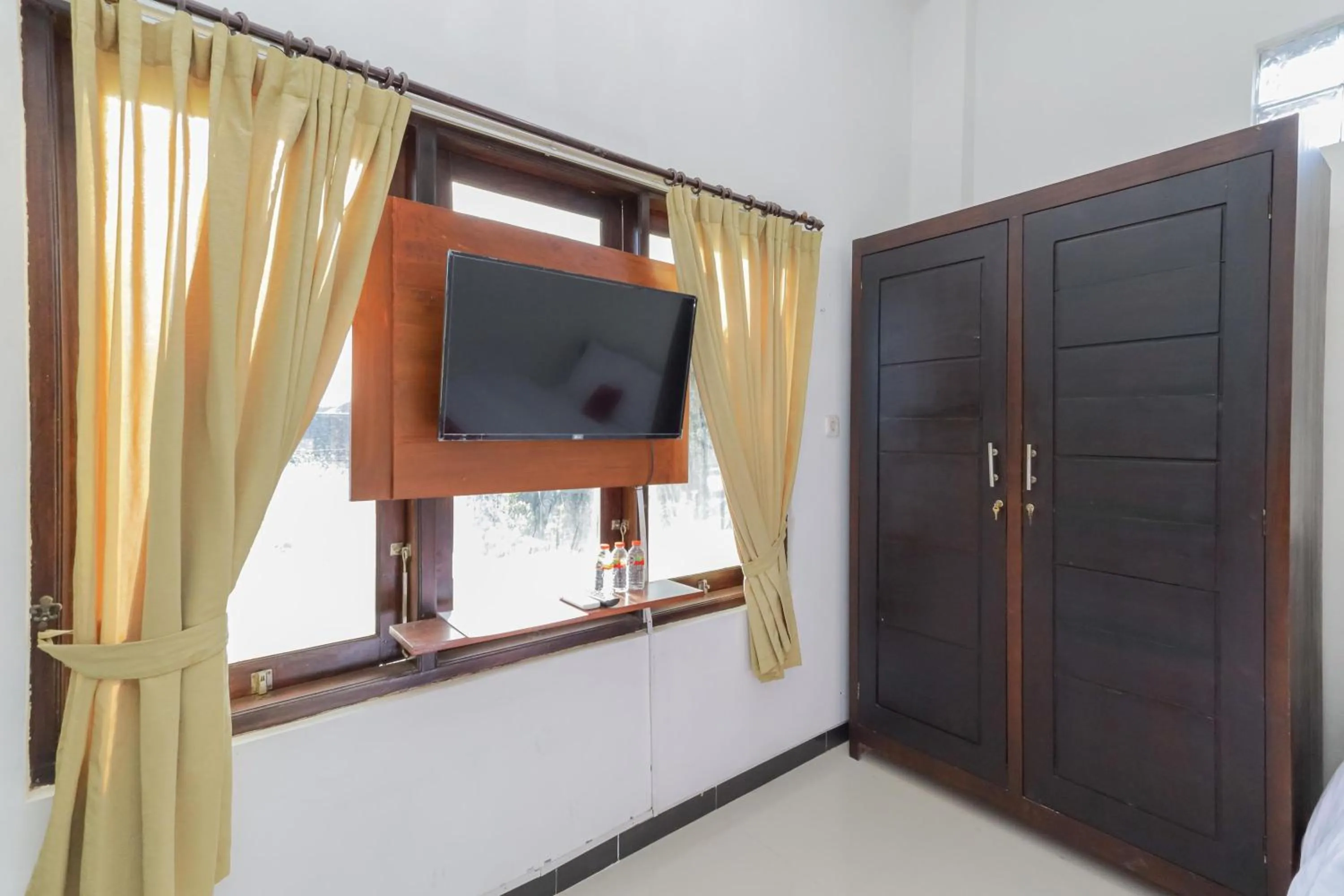 wardrobe in RedDoorz Syariah near Universitas Jember