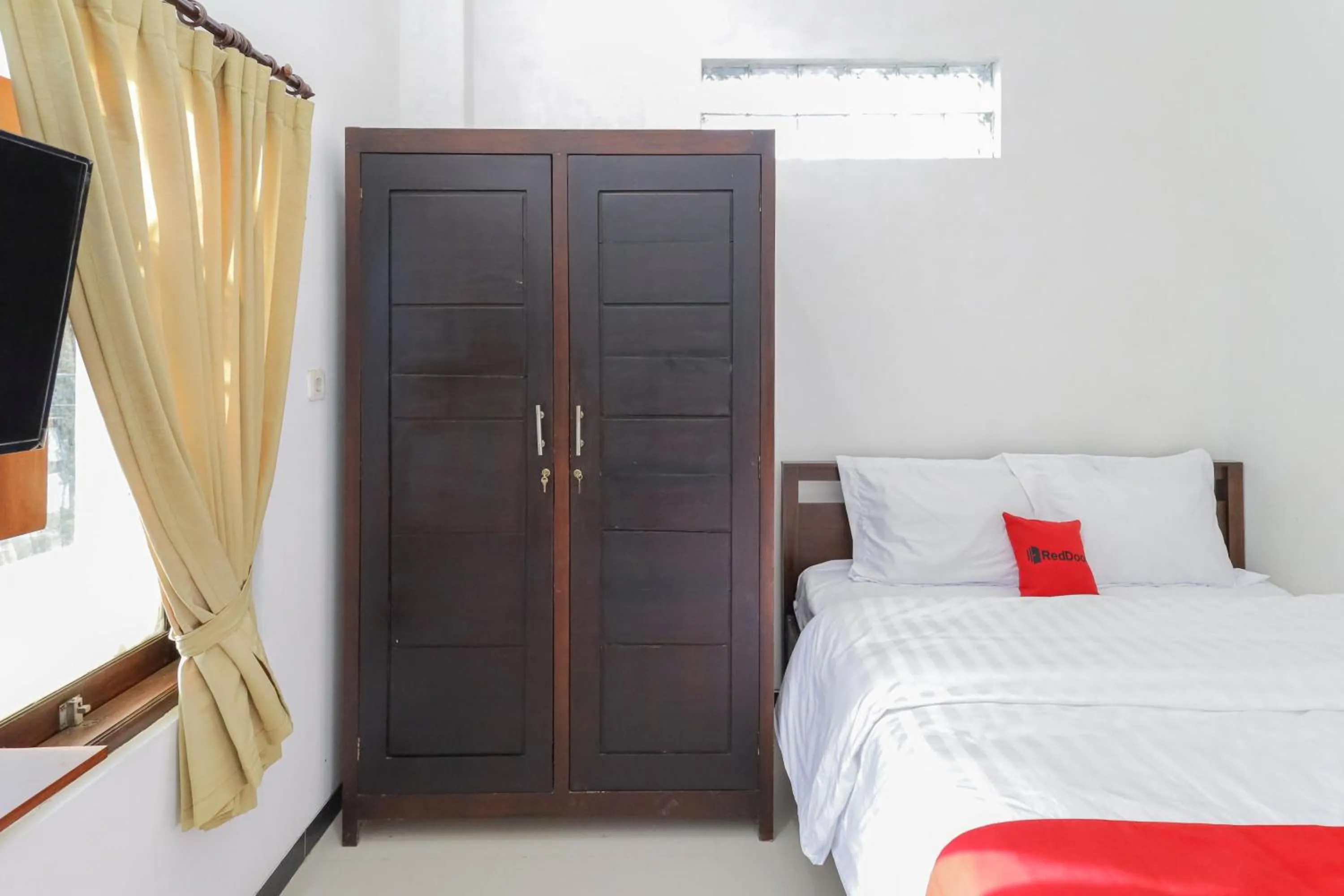 Bedroom, Bed in RedDoorz Syariah near Universitas Jember