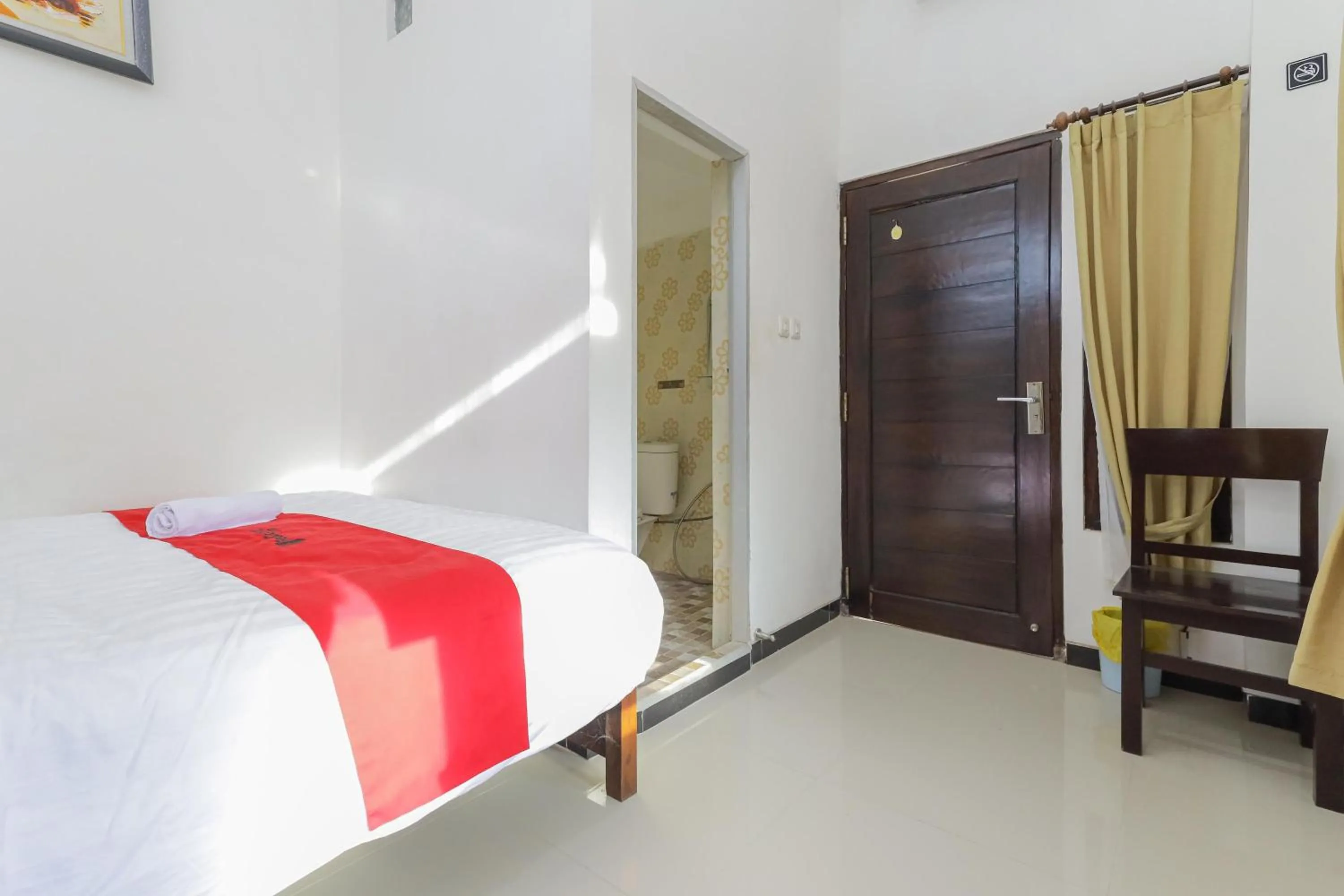Bedroom, Bed in RedDoorz Syariah near Universitas Jember