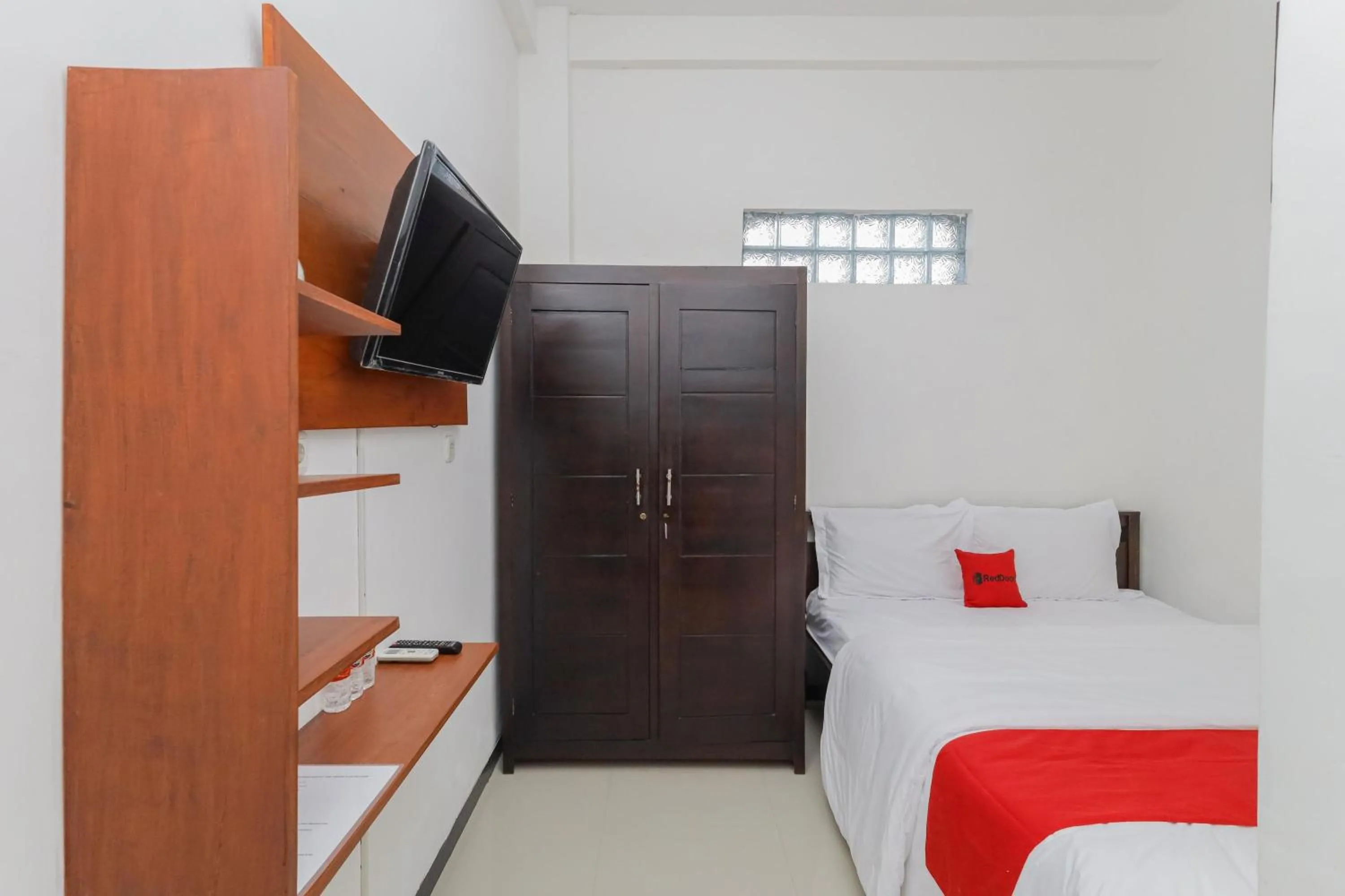 Bedroom, Bed in RedDoorz Syariah near Universitas Jember