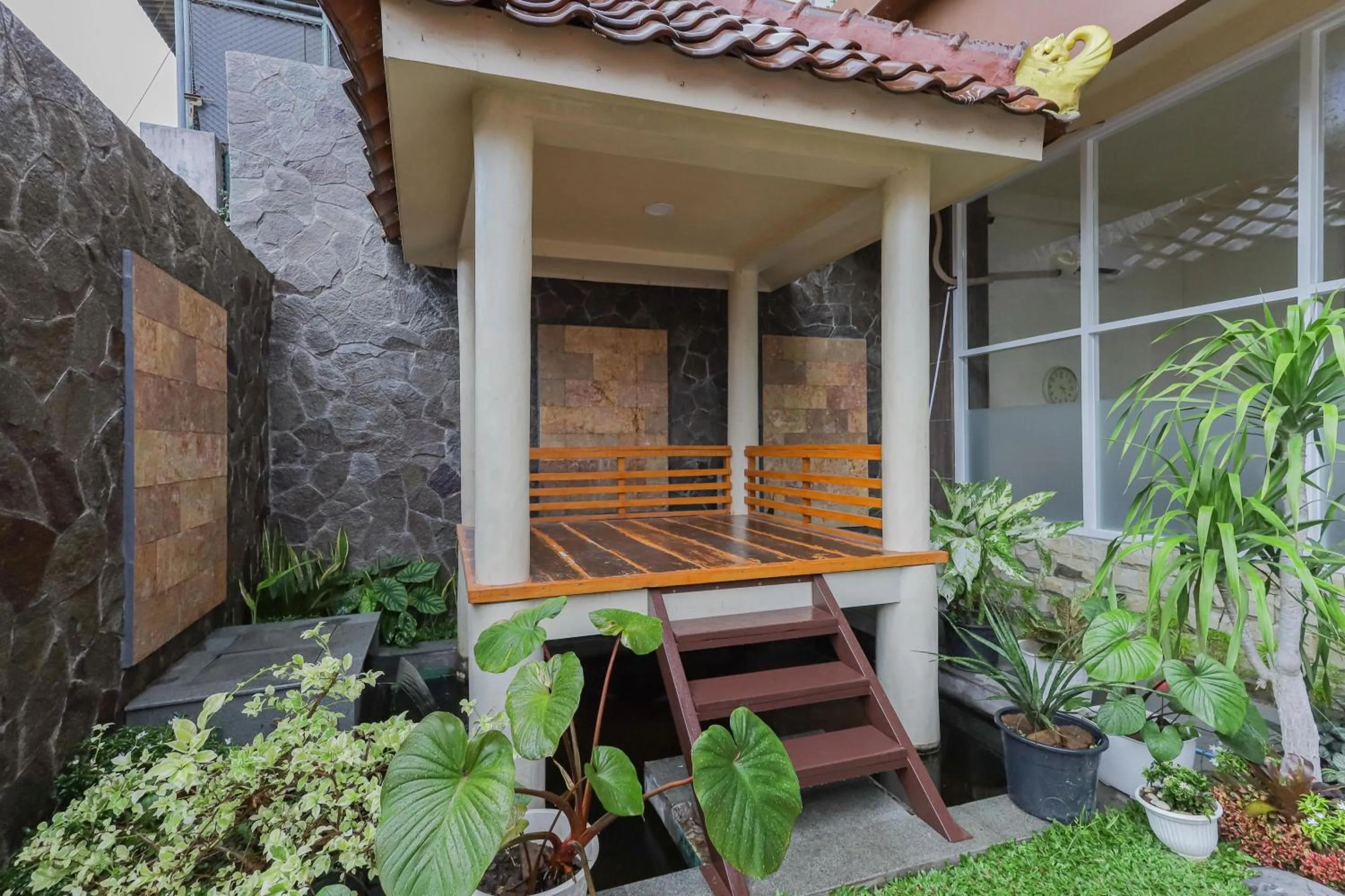 Balcony/Terrace in RedDoorz Syariah near Universitas Jember