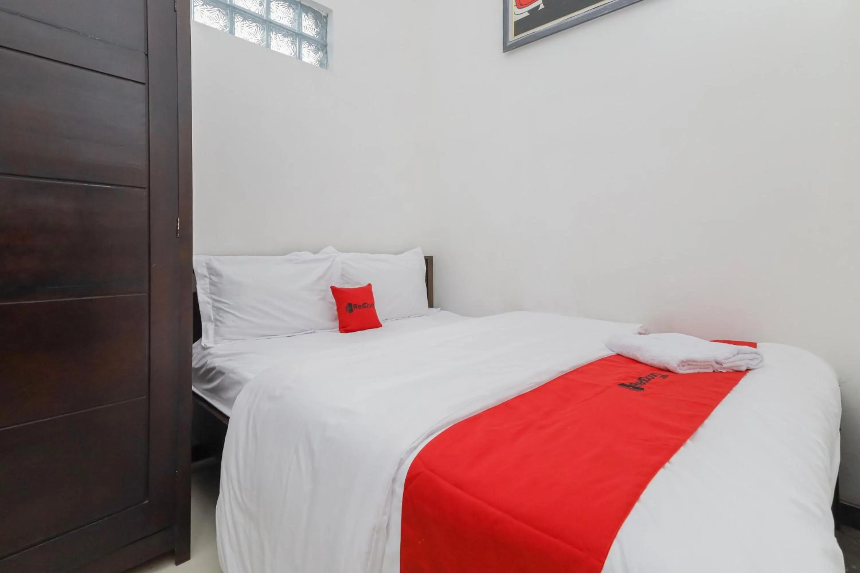 Bedroom, Bed in RedDoorz Syariah near Universitas Jember