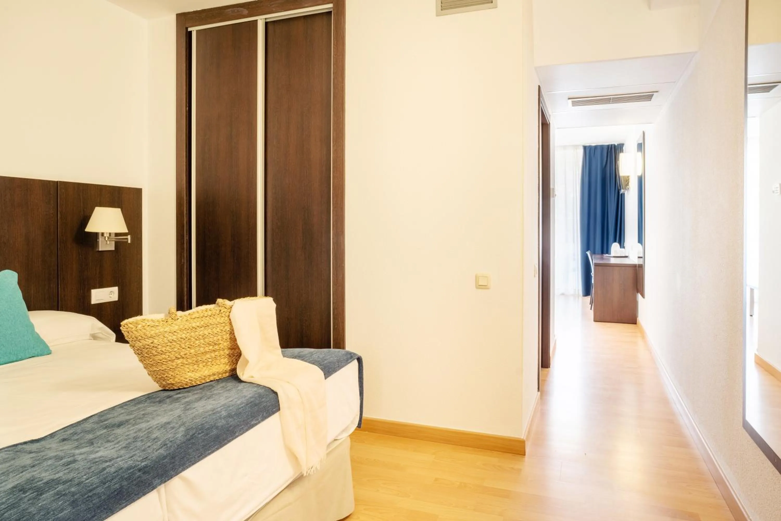 Bedroom, Bed in Aparthotel Ona Palamós