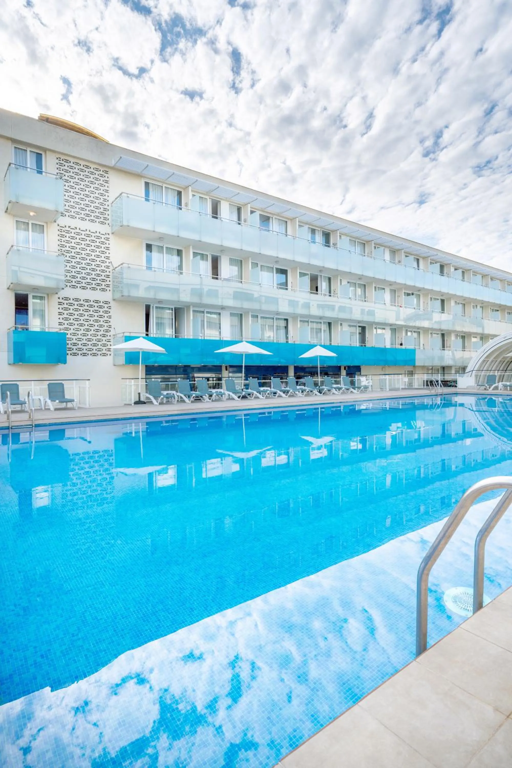 Swimming pool in Aparthotel Ona Palamós