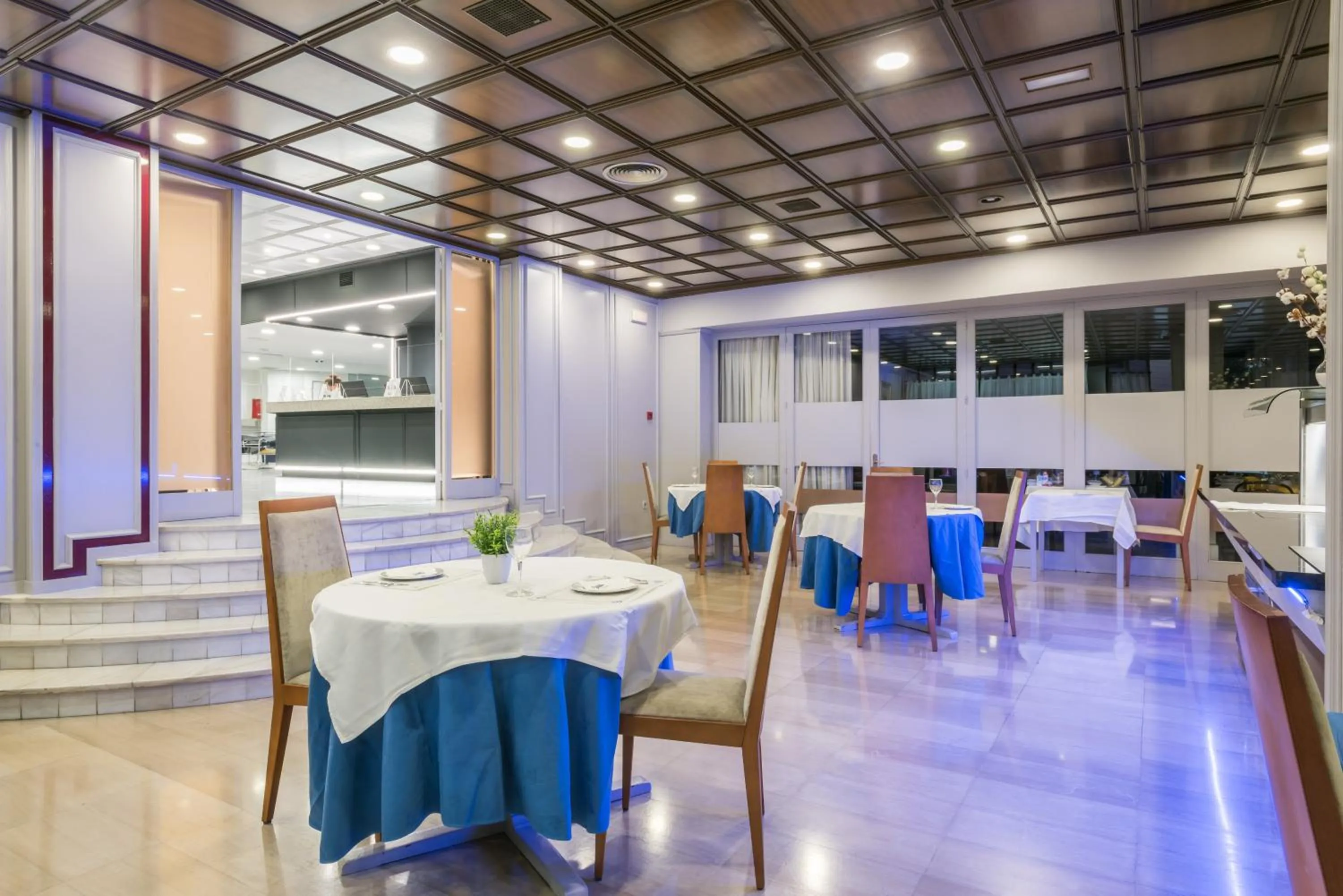 Restaurant/places to eat in Hotel Sansi Park