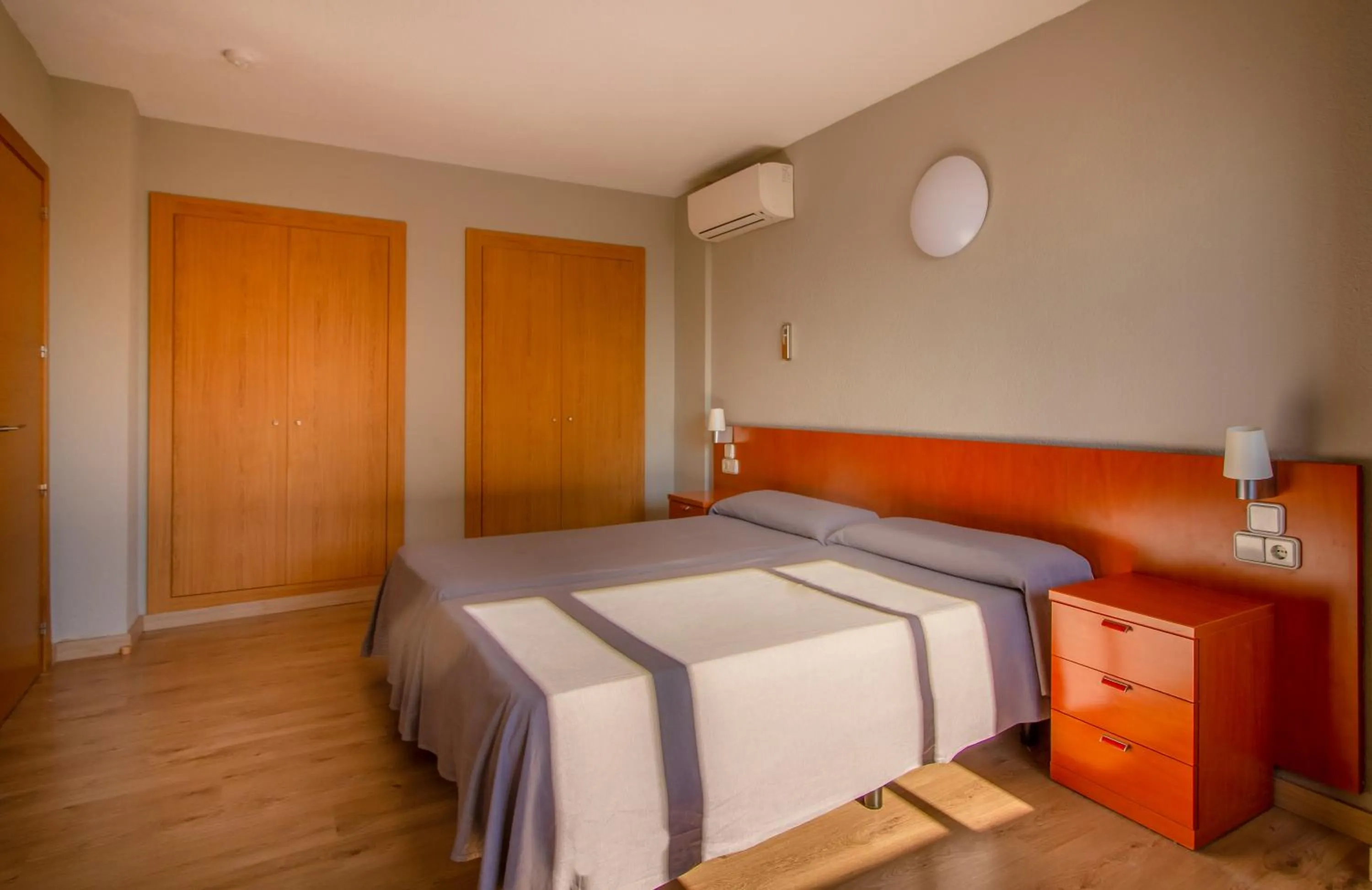 Bedroom, Bed in Apartamentos Michel Angelo Benidorm