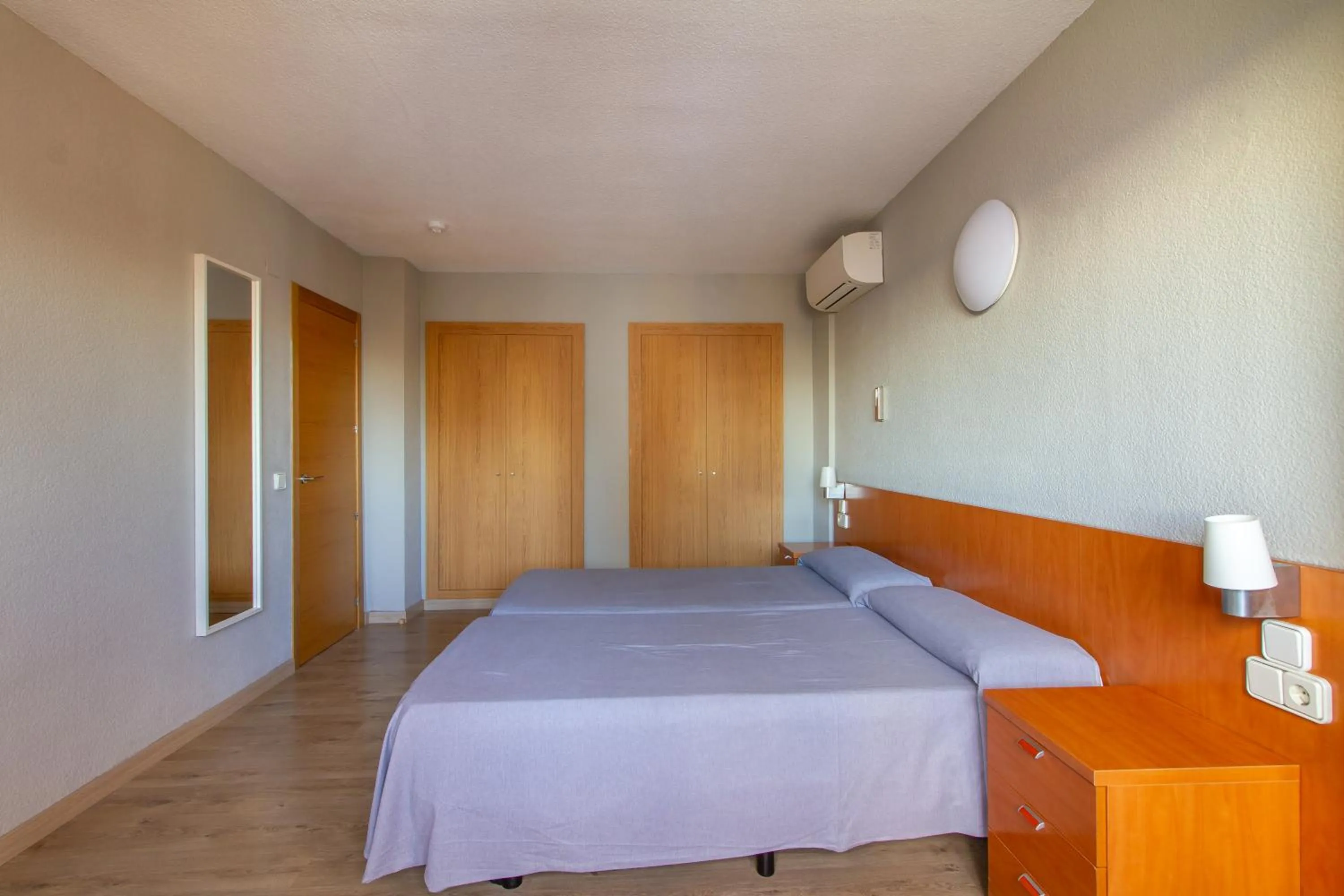 Bedroom, Bed in Apartamentos Michel Angelo Benidorm