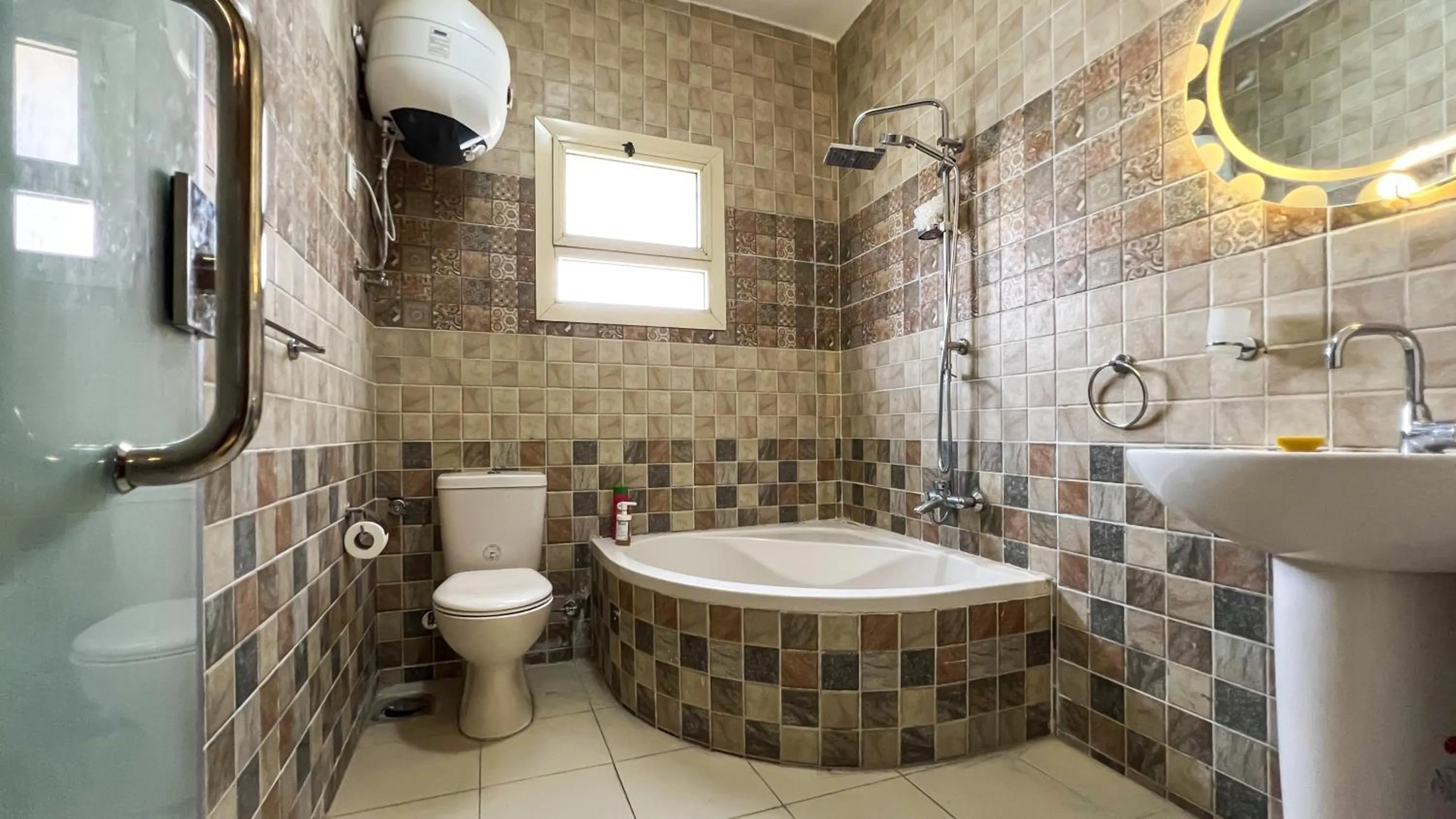 Shower in Osiris pyramids view inn