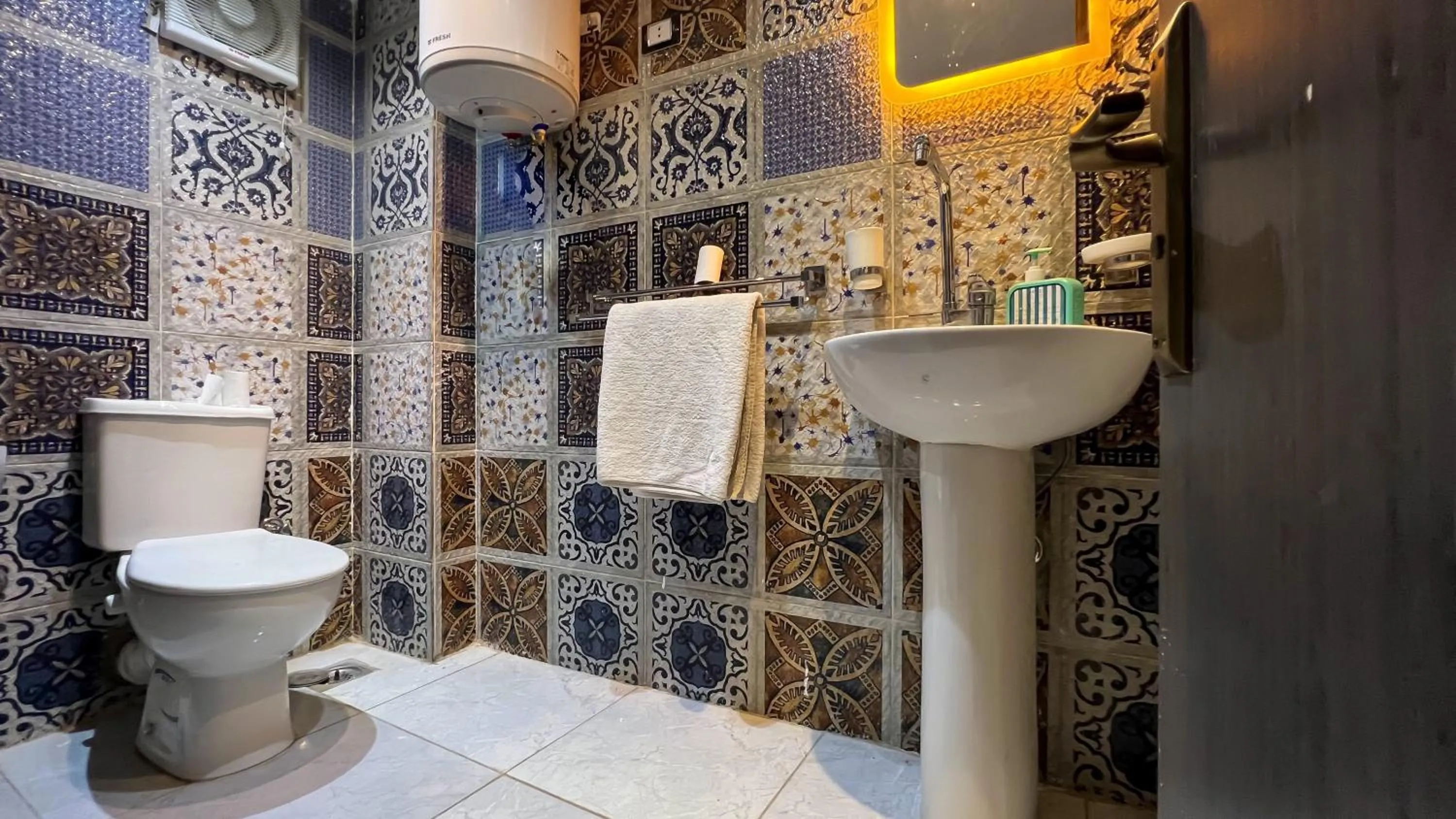 Shower in Osiris pyramids view inn