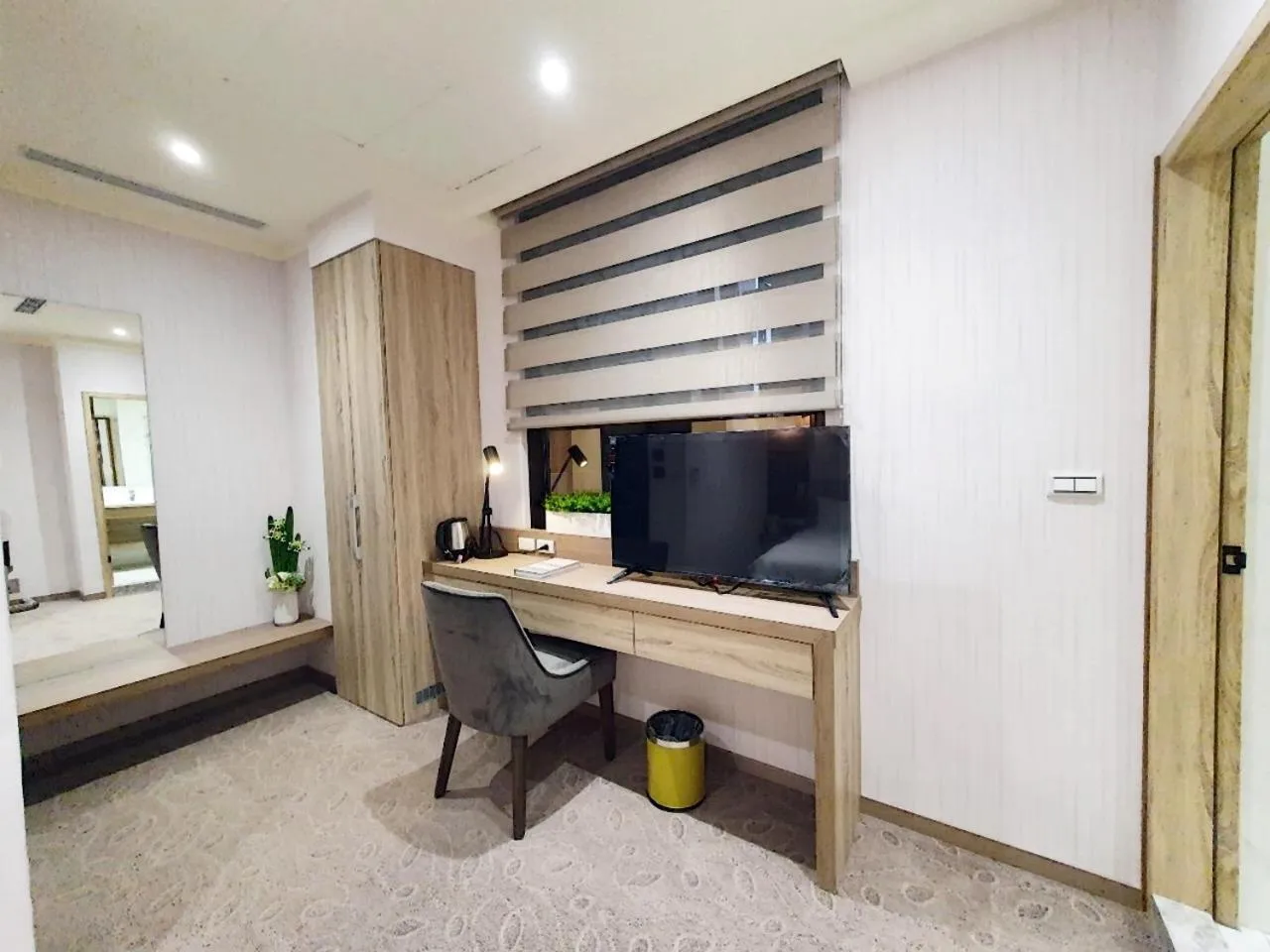 hair dresser, Bed in Grace Hotel Dunbei