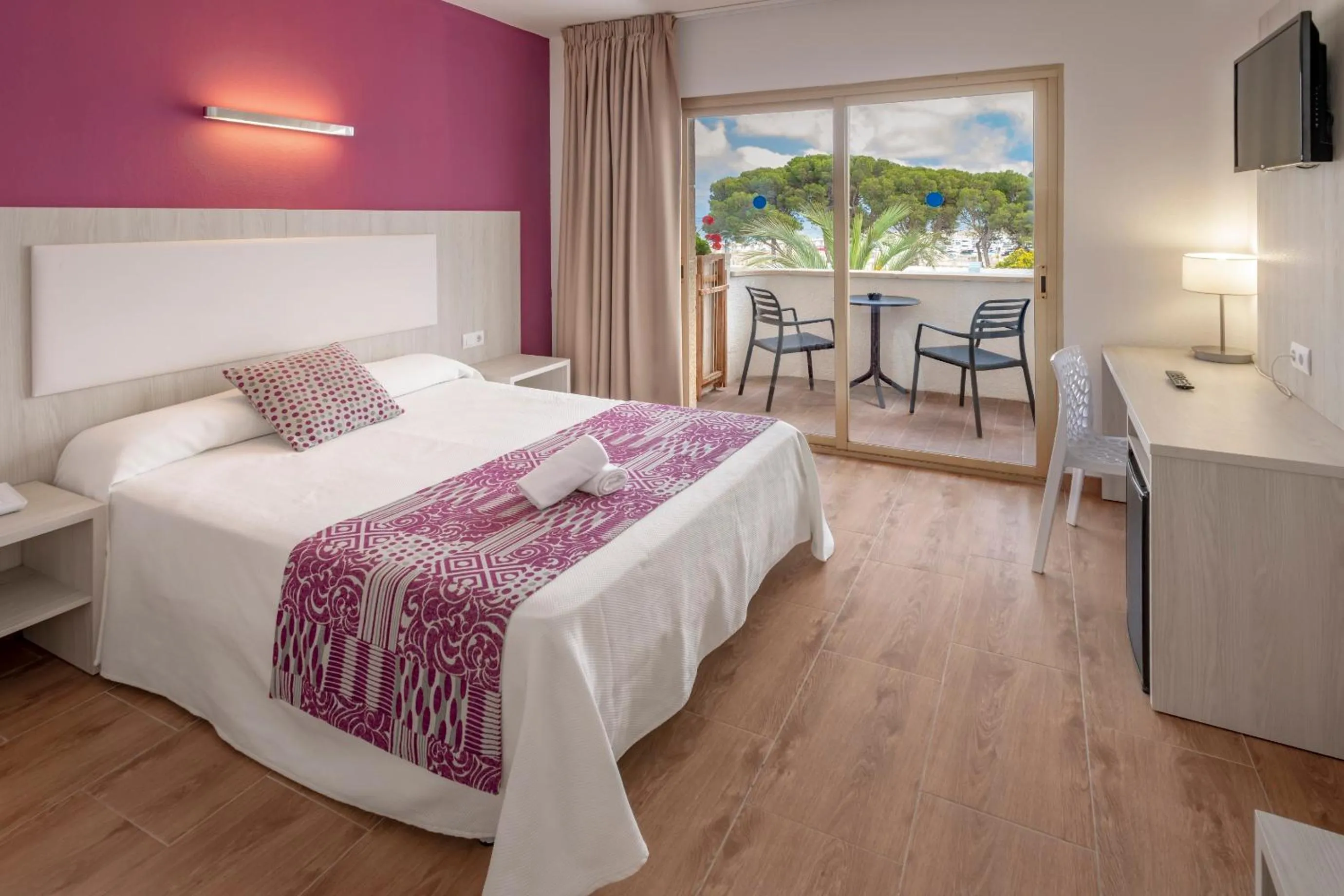 Photo of the whole room, Bed in 4R Meridià Mar