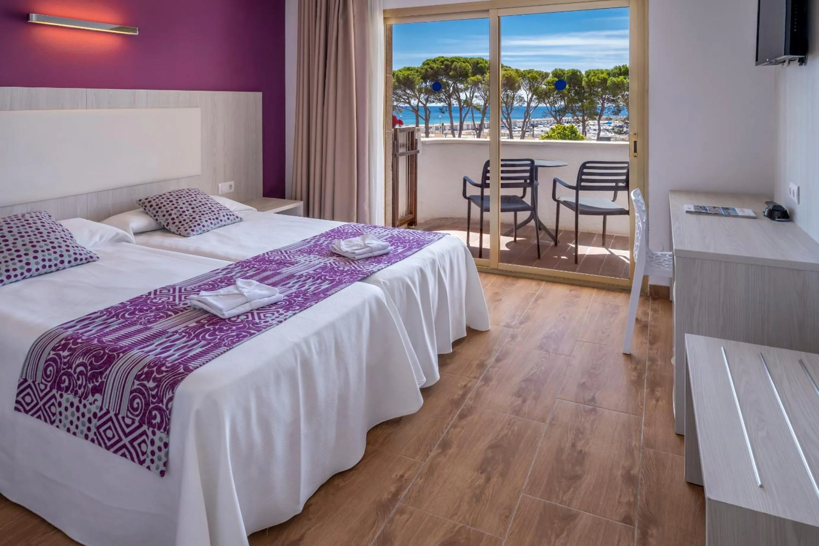 Photo of the whole room, Bed in 4R Meridià Mar