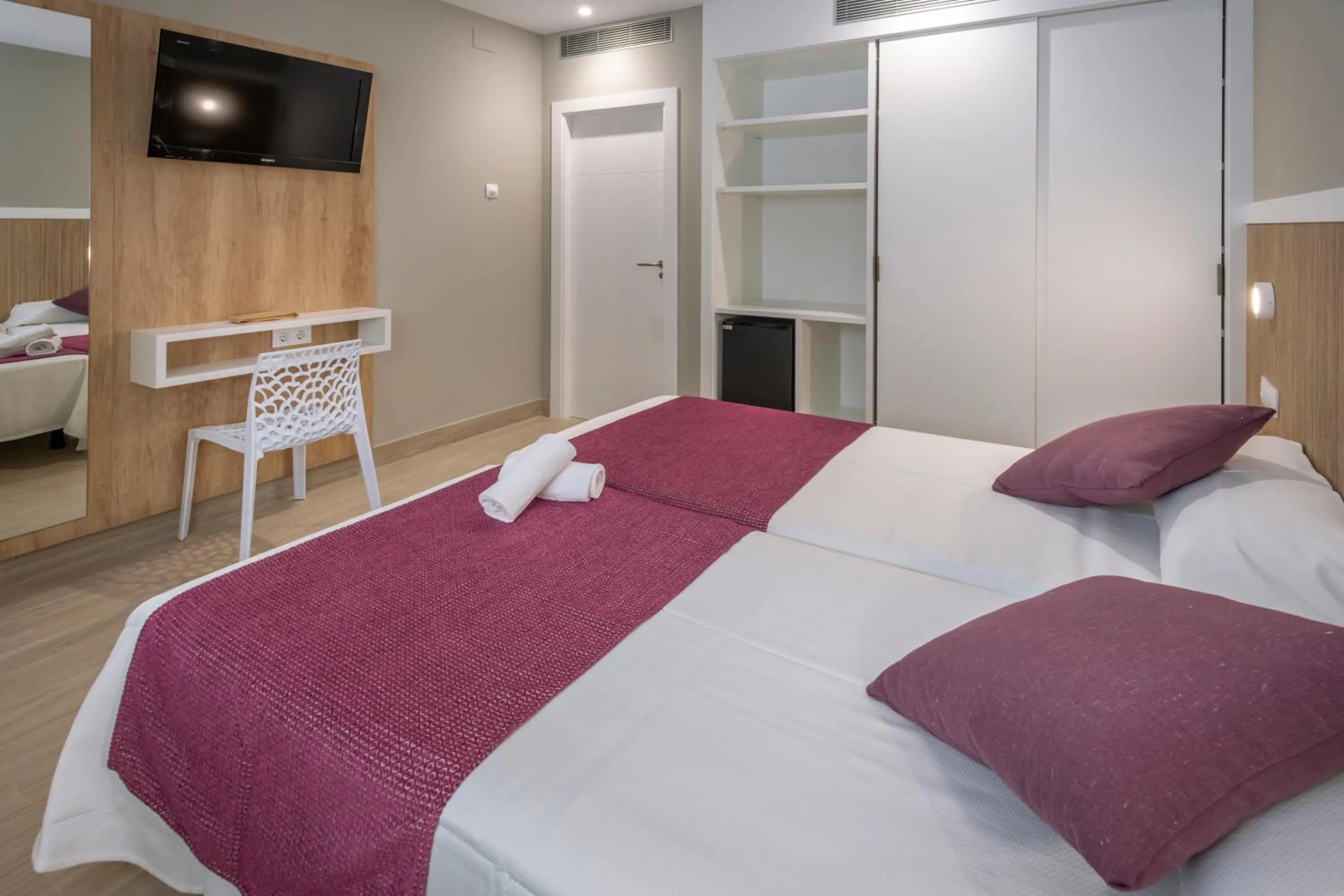 Photo of the whole room, Bed in 4R Meridià Mar