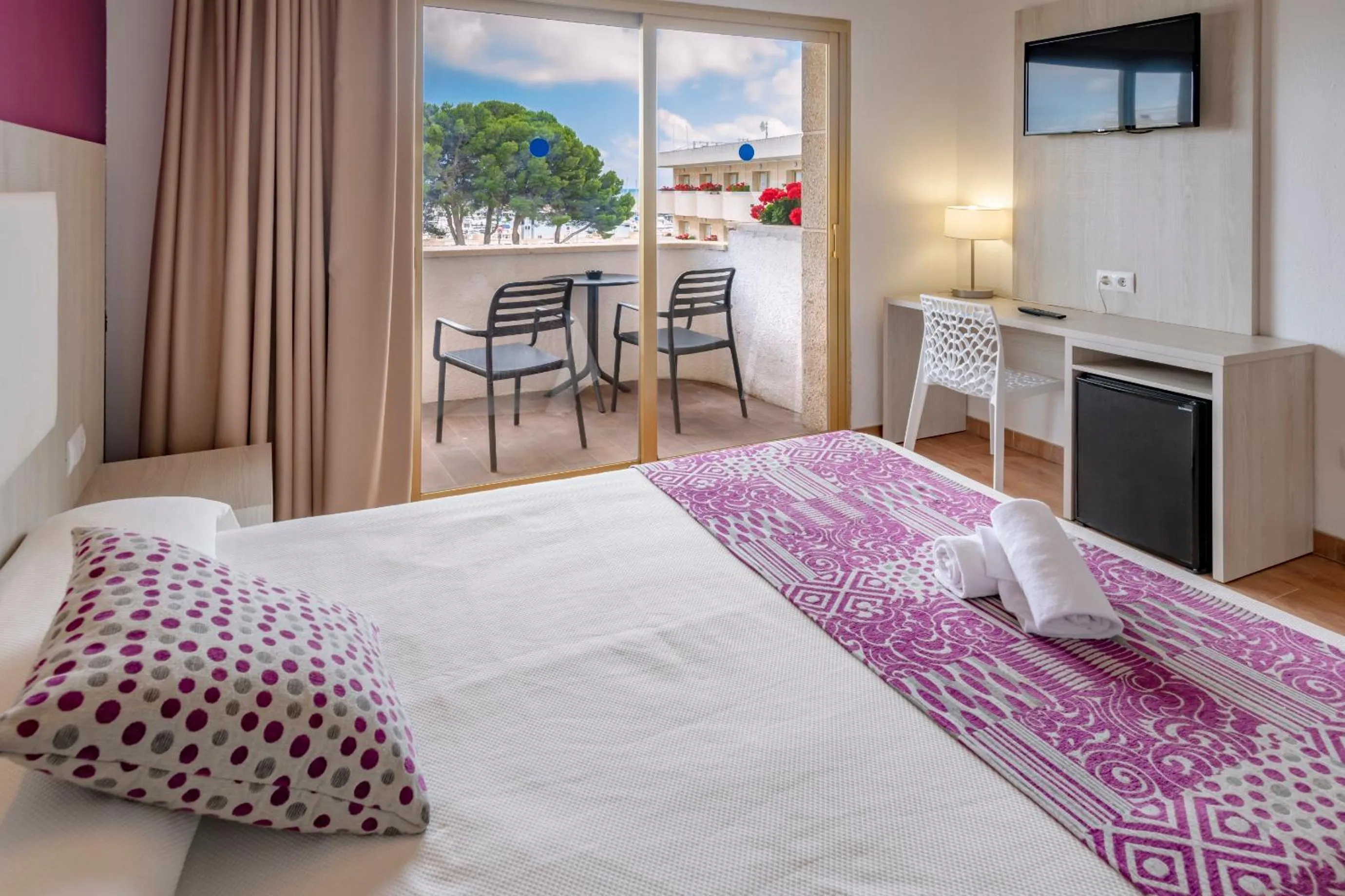 Photo of the whole room, Bed in 4R Meridià Mar