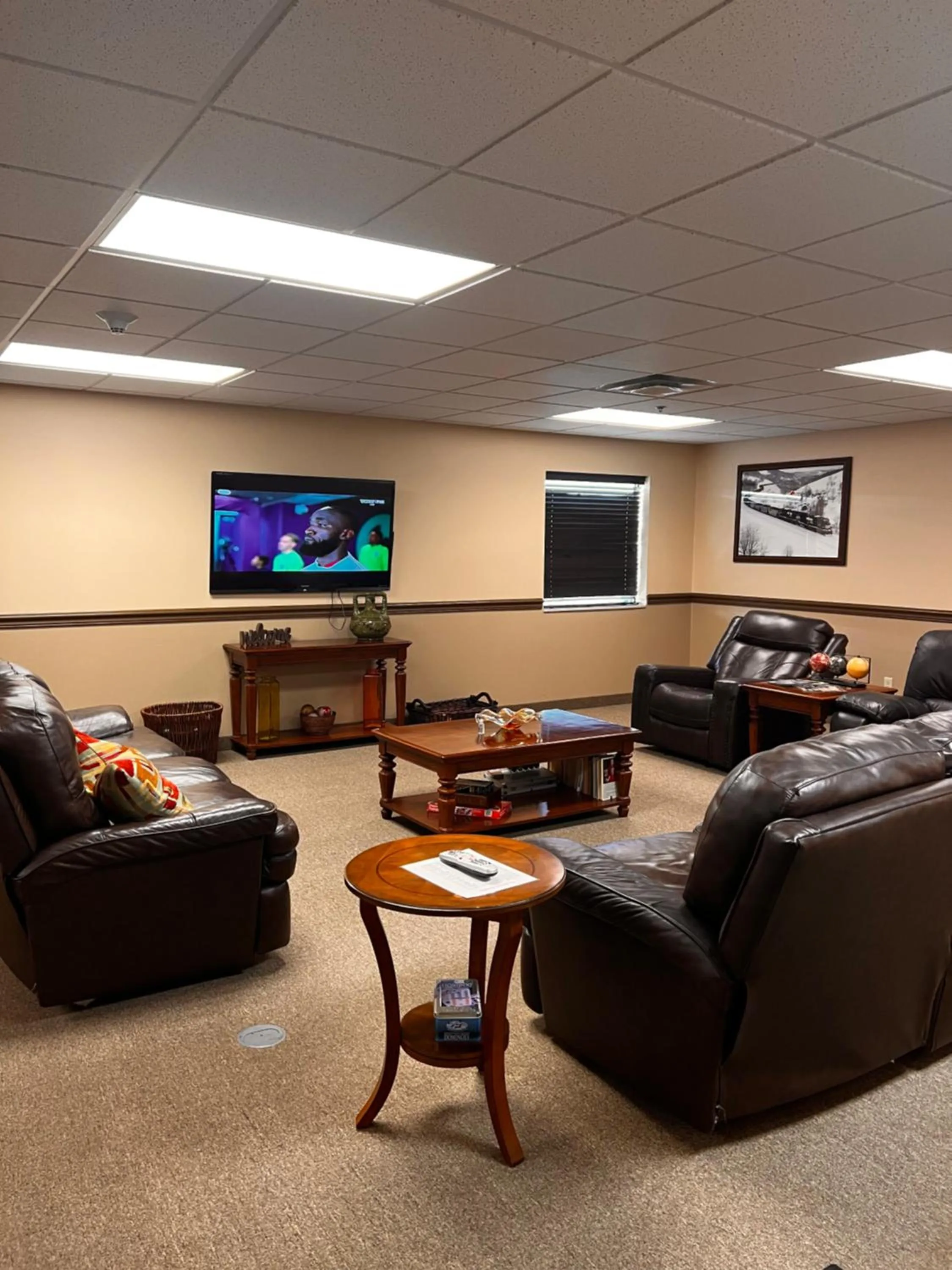 Communal lounge/ TV room in Ambridge Inn