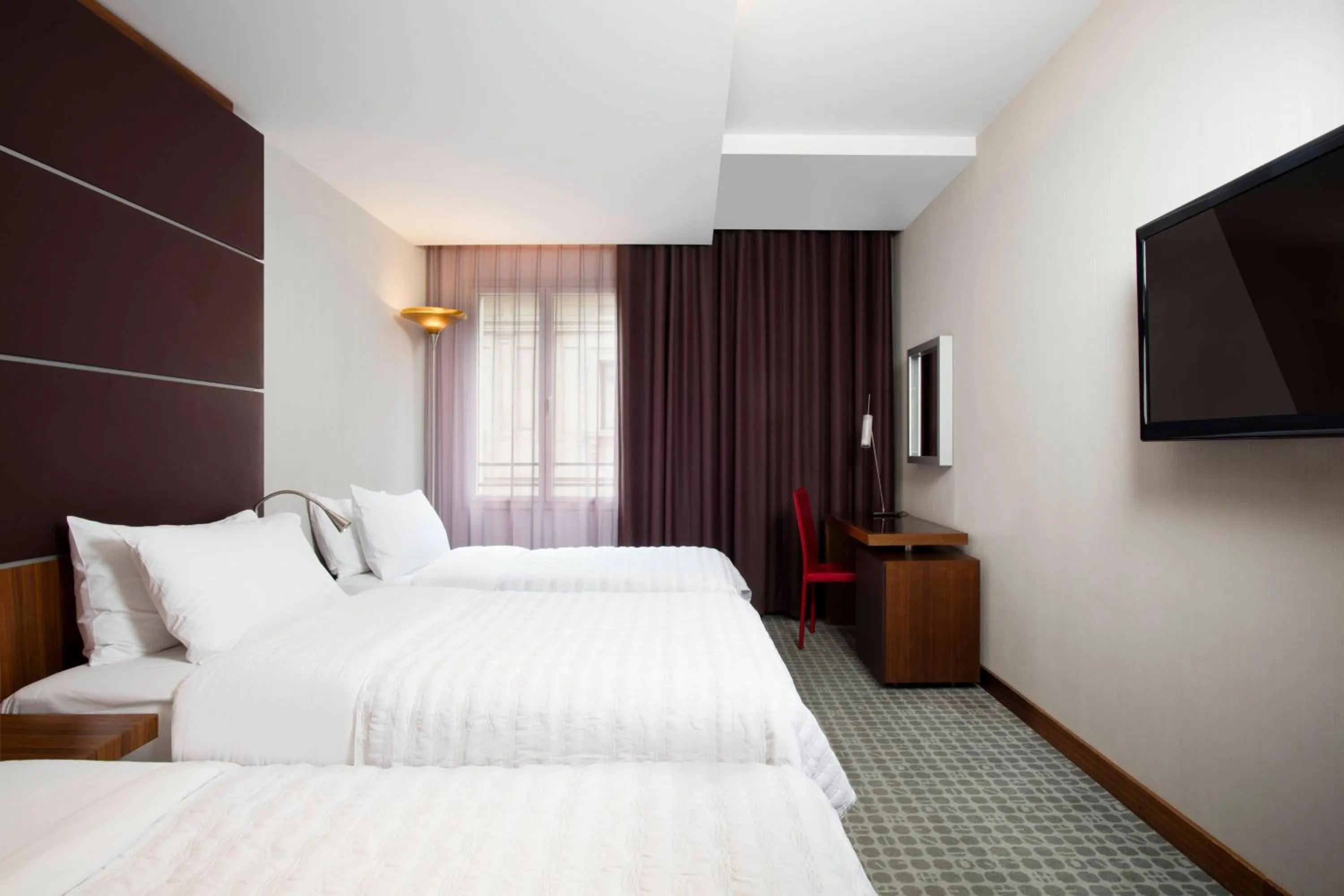 Photo of the whole room, Bed in Le Meridien Barcelona