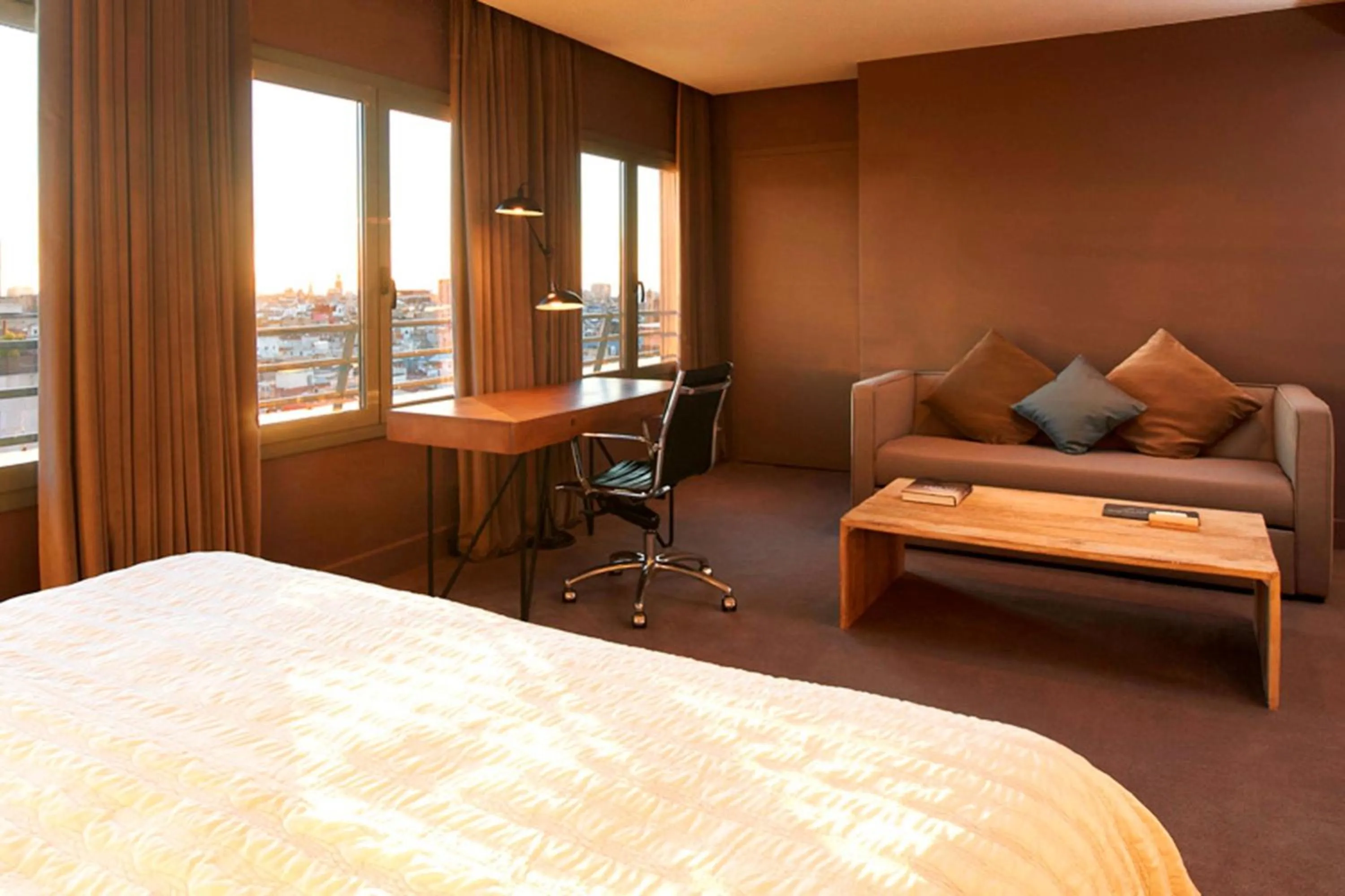 Photo of the whole room, Bed in Le Meridien Barcelona