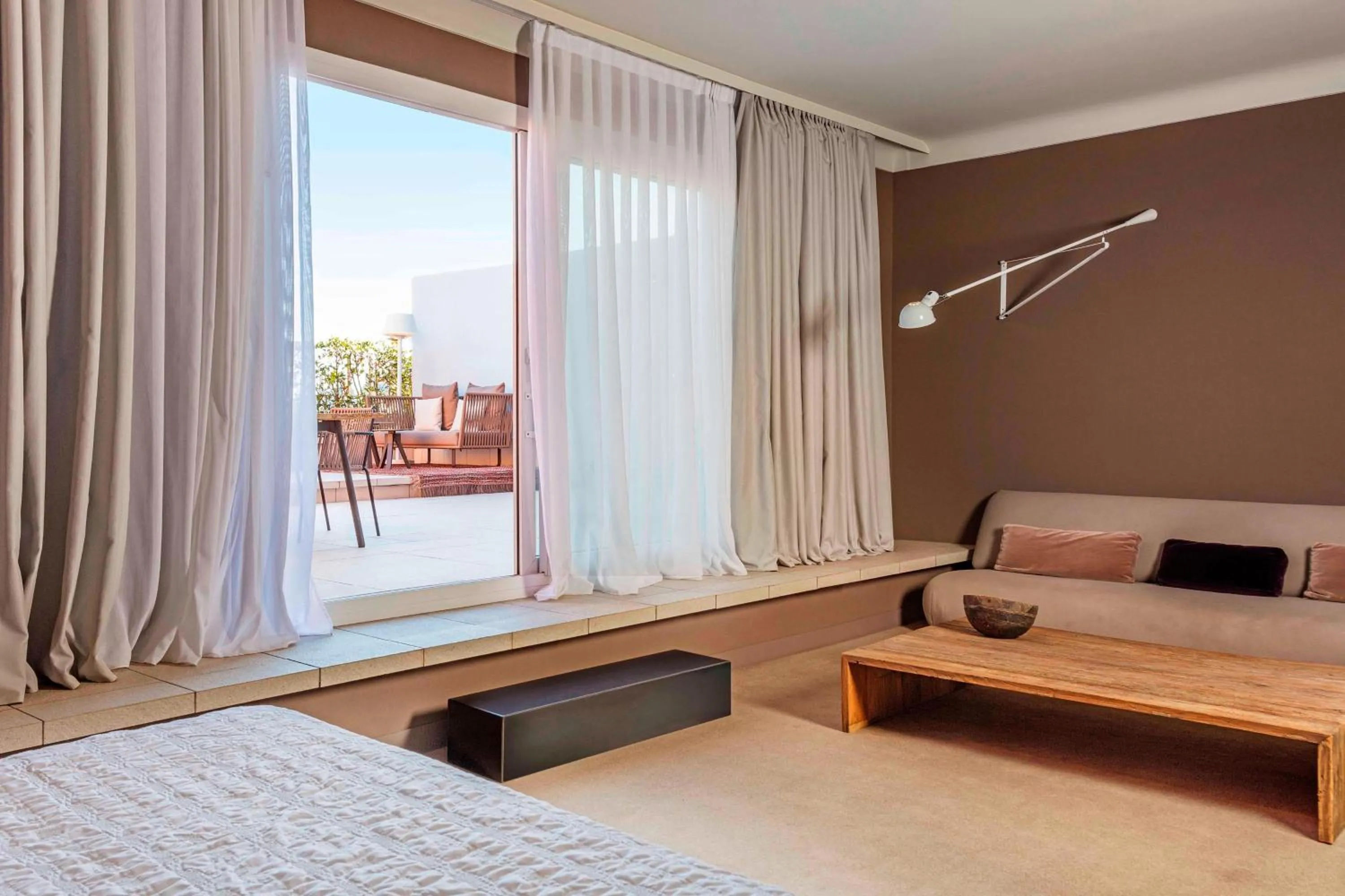 Photo of the whole room, Bed in Le Meridien Barcelona