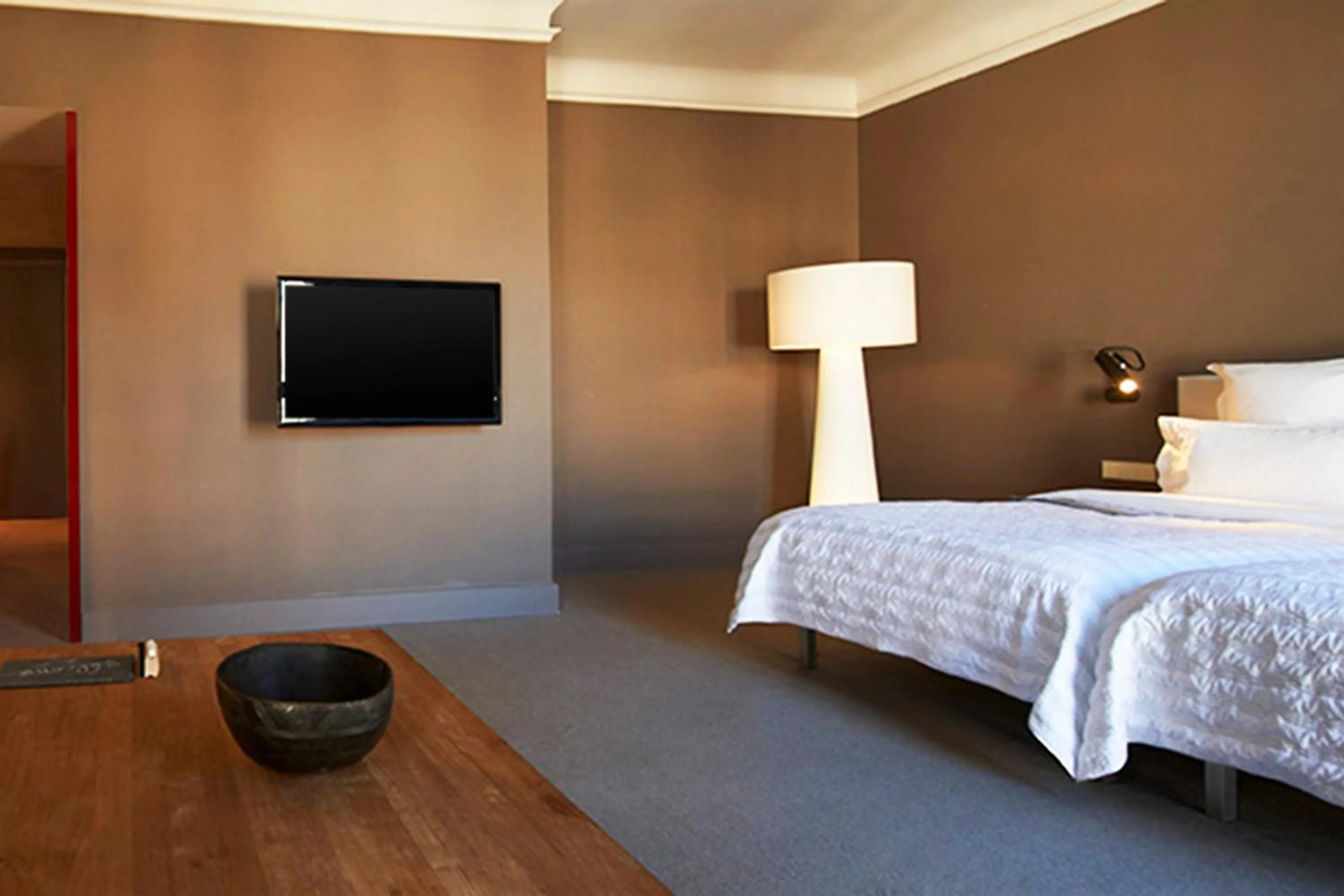 Photo of the whole room, Bed in Le Meridien Barcelona