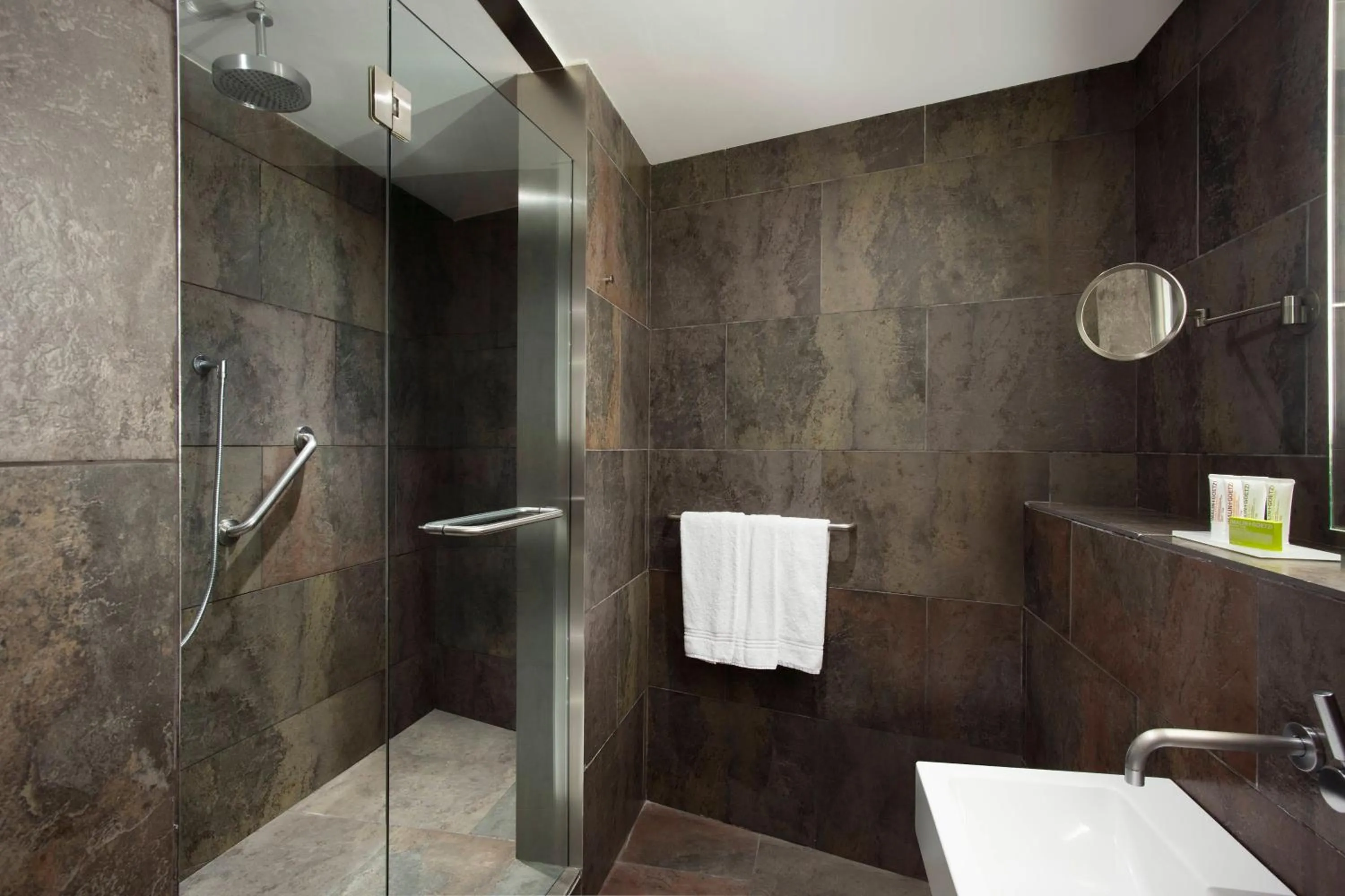 Bathroom in Le Meridien Barcelona