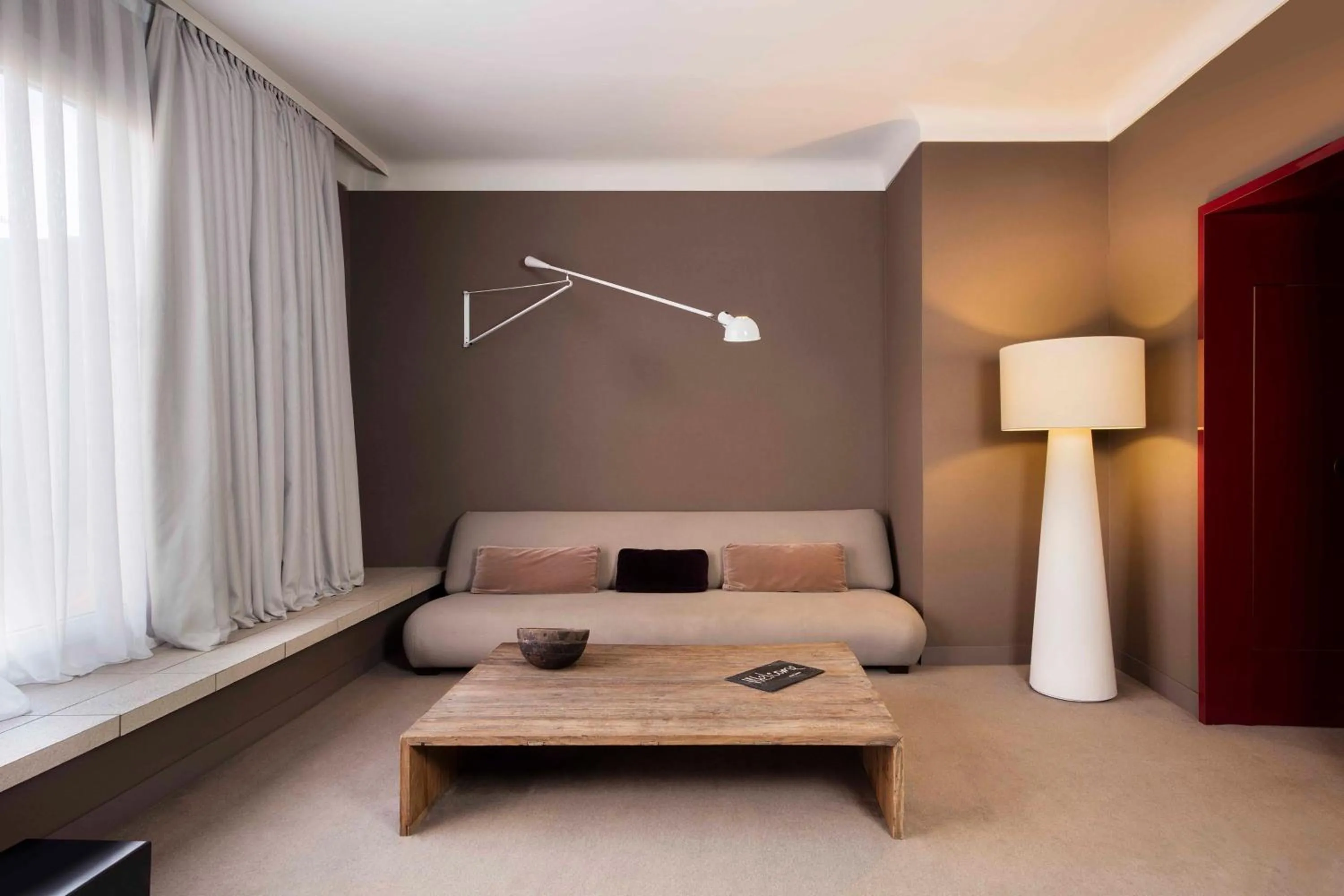 Photo of the whole room, Bed in Le Meridien Barcelona