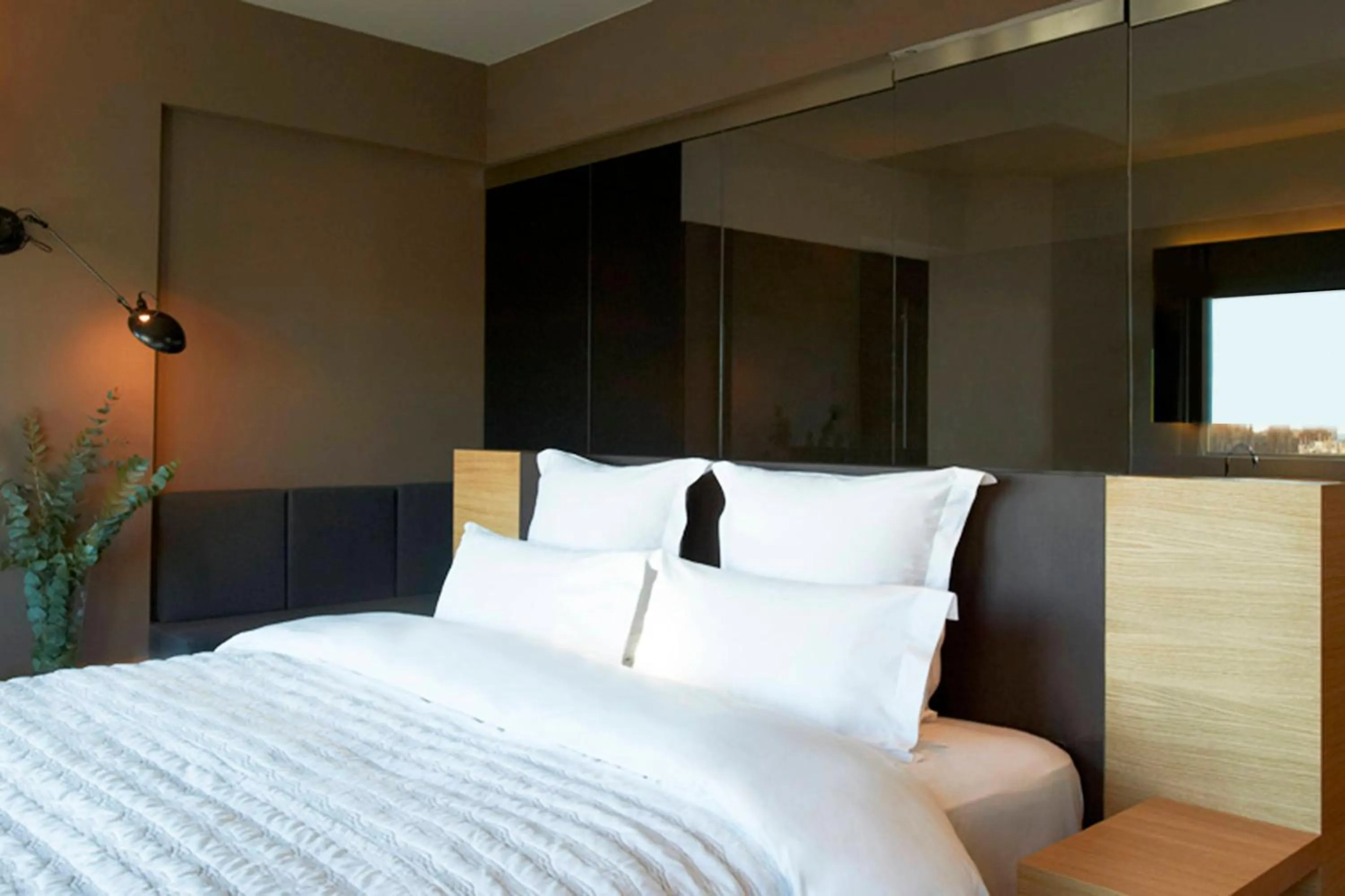 Photo of the whole room, Bed in Le Meridien Barcelona