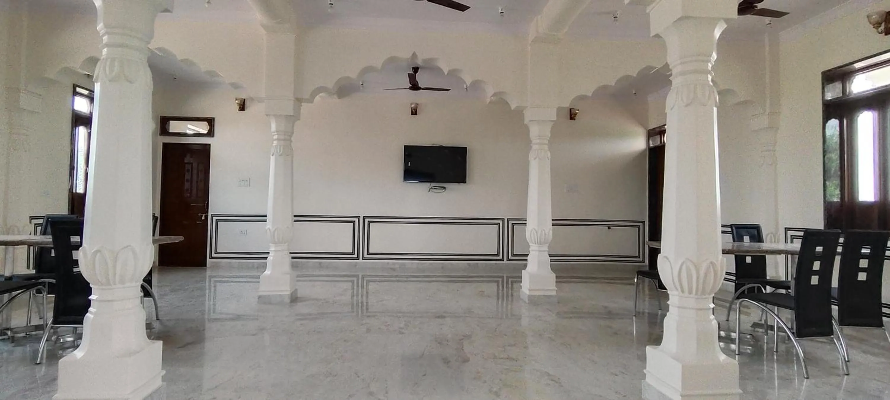 Restaurant/places to eat in Hotel MSD Niwas