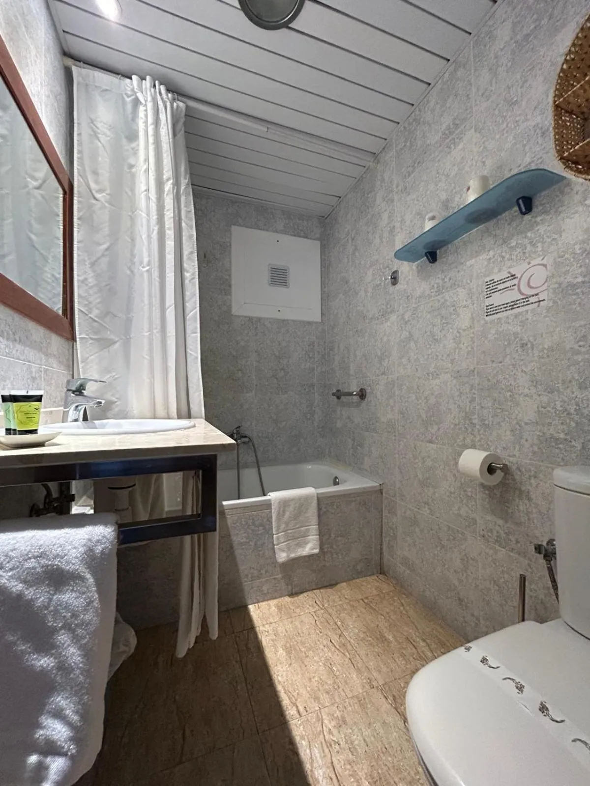 Bathroom in Hotel Apartamentos Solimar