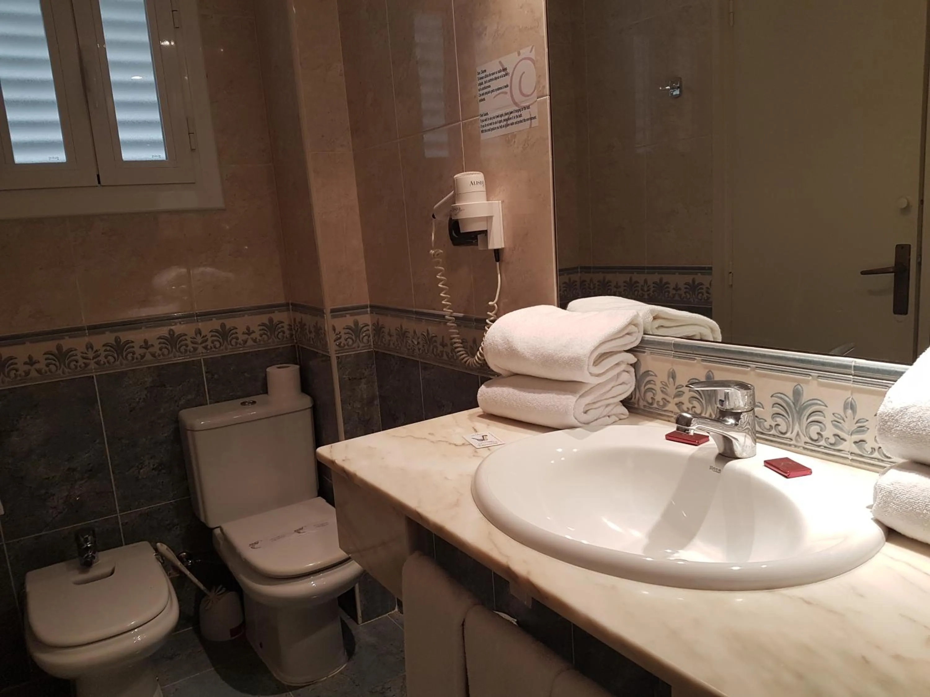 Bathroom in Hotel Apartamentos Solimar