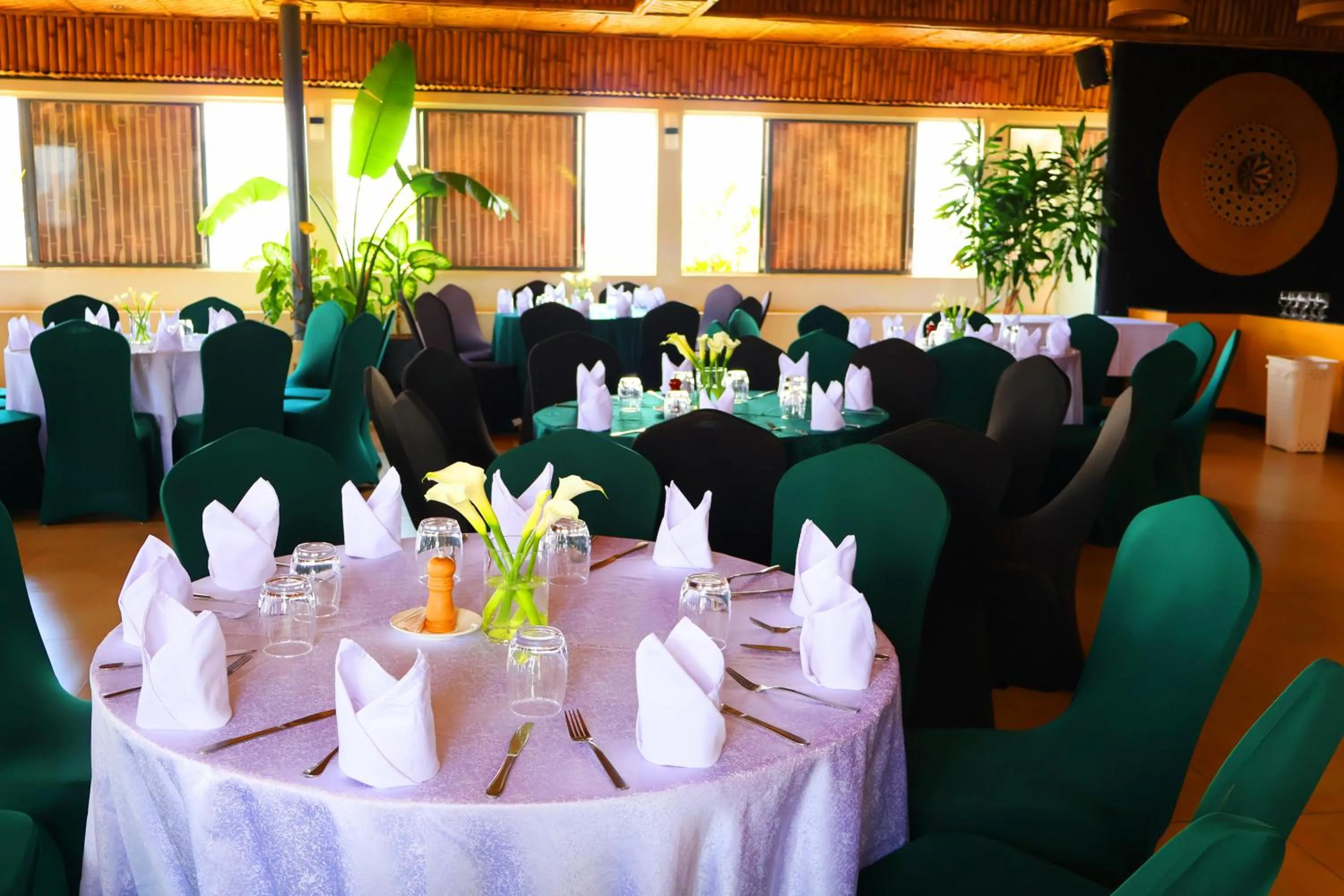 Restaurant/places to eat in Urban Park Suites Hotel