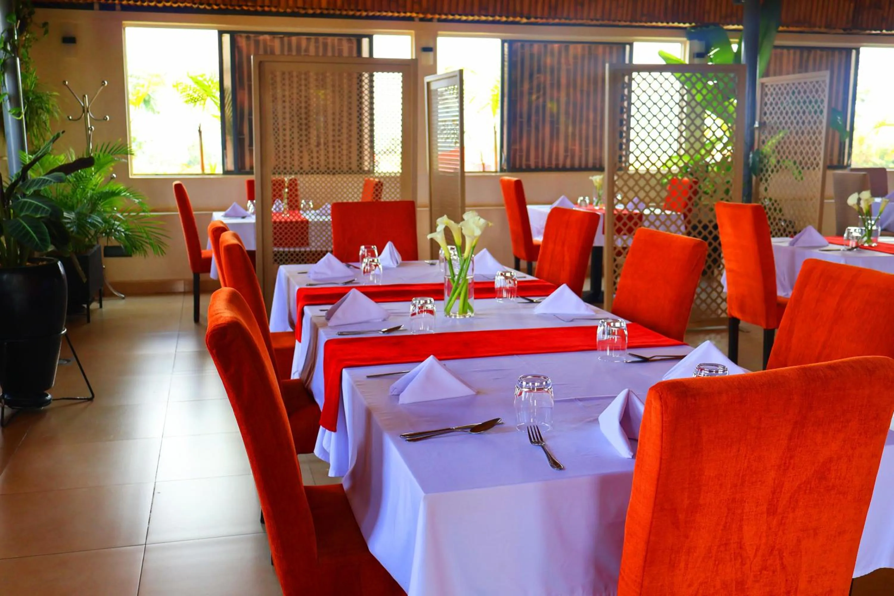 Restaurant/places to eat in Urban Park Suites Hotel