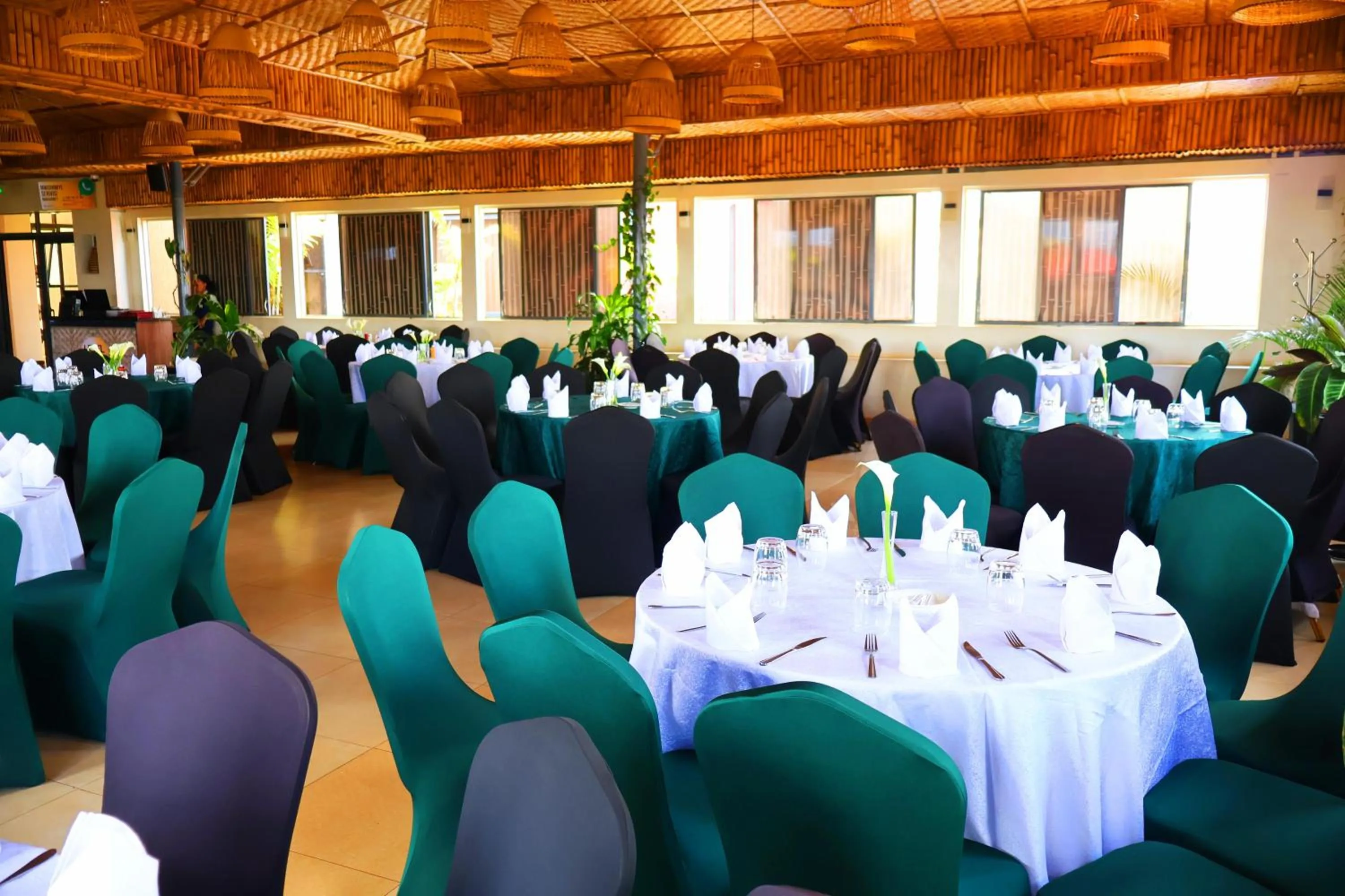 Restaurant/places to eat in Urban Park Suites Hotel