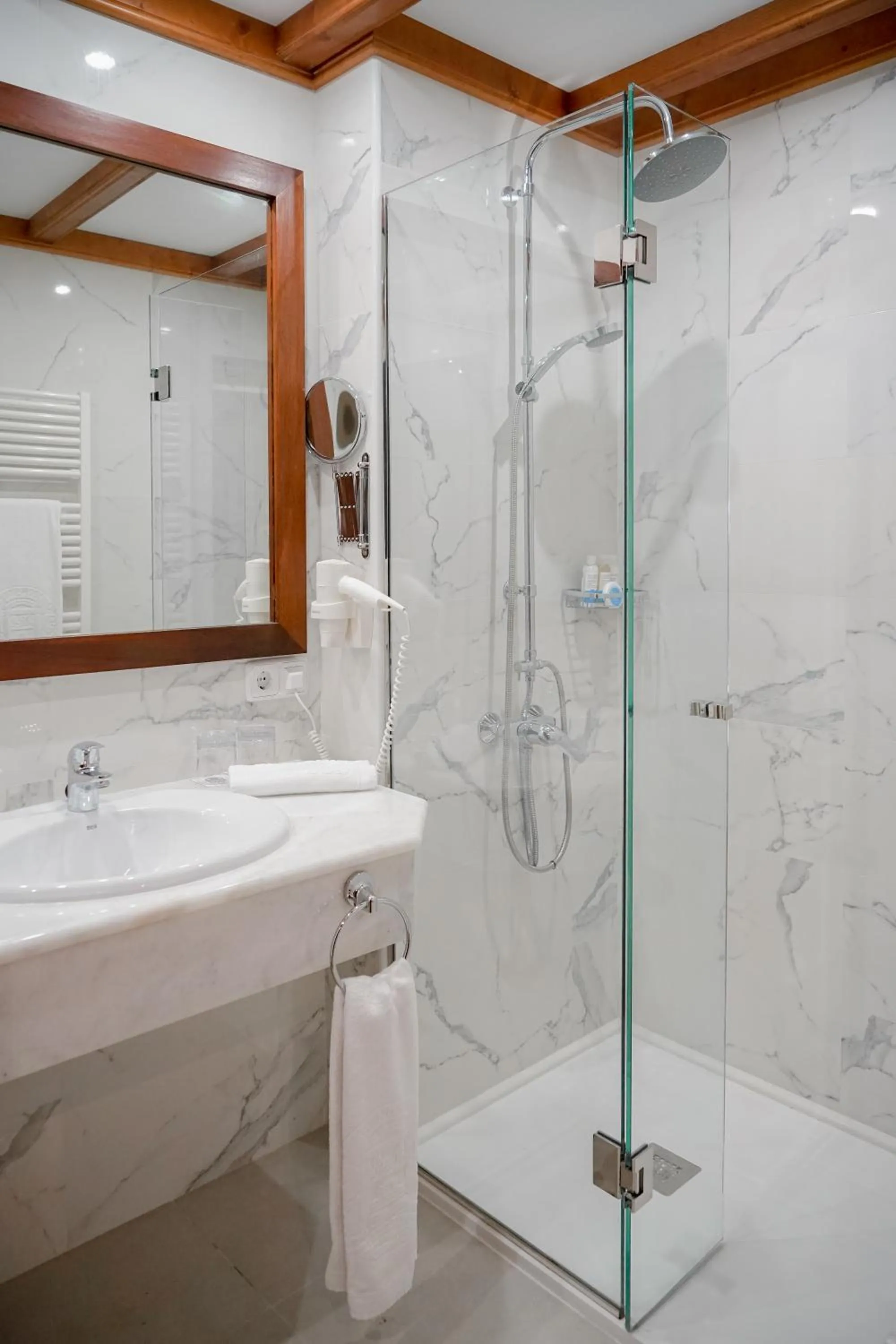 Shower in Hotel Bon Sol Resort & Spa