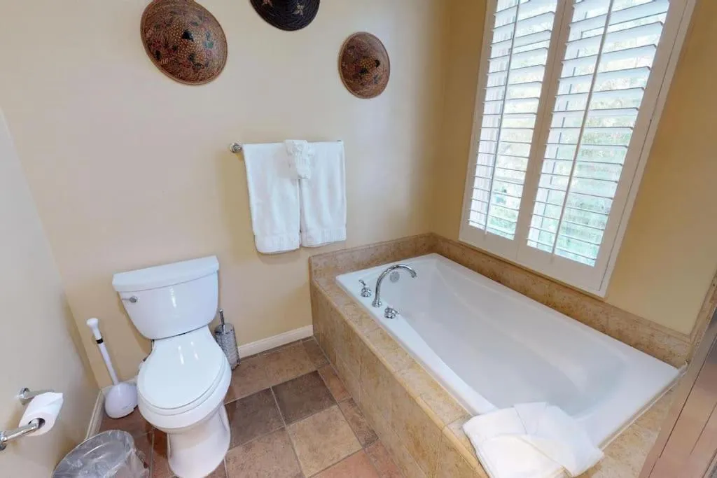 LV003 Upstairs LV Studio with a Fountain View