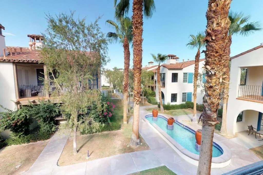 LV003 Upstairs LV Studio with a Fountain View