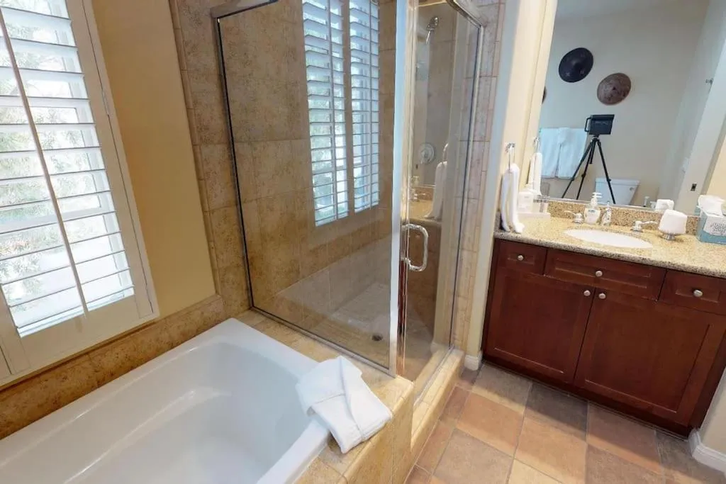 LV003 Upstairs LV Studio with a Fountain View