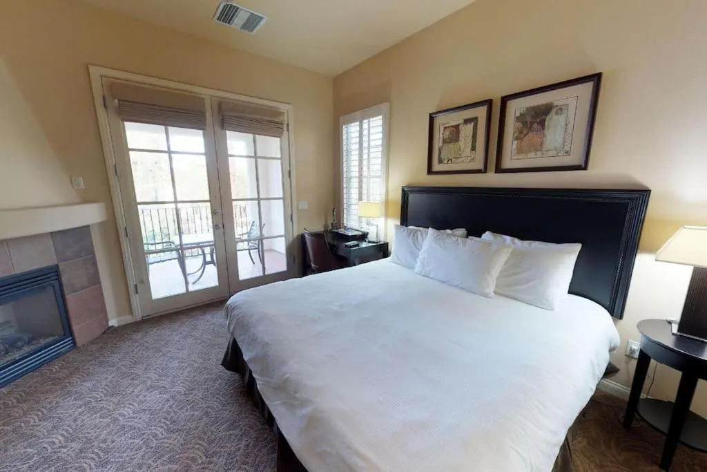 Bed in LV003 Upstairs LV Studio with a Fountain View