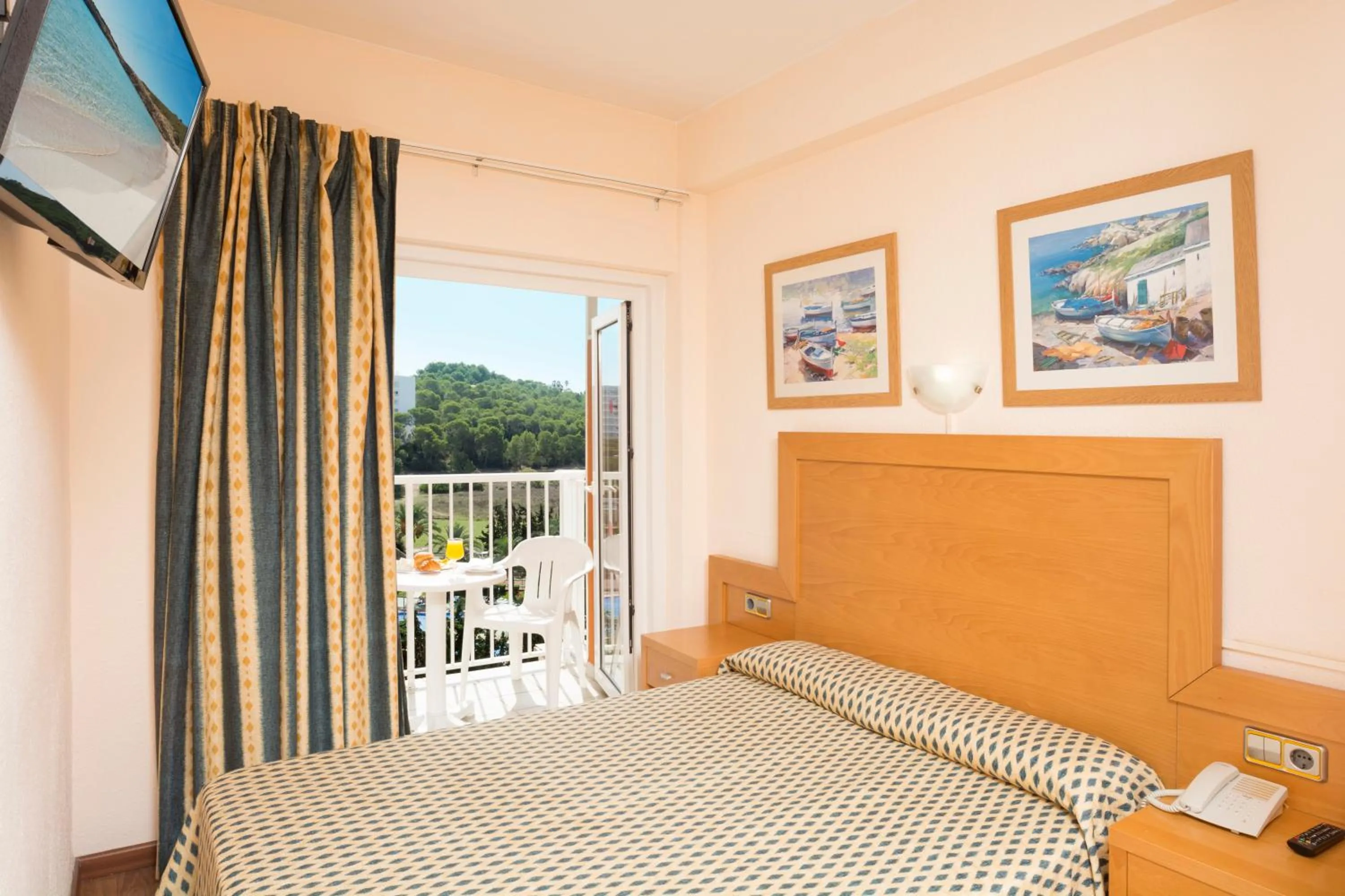 Photo of the whole room, Bed in HSM Don Juan