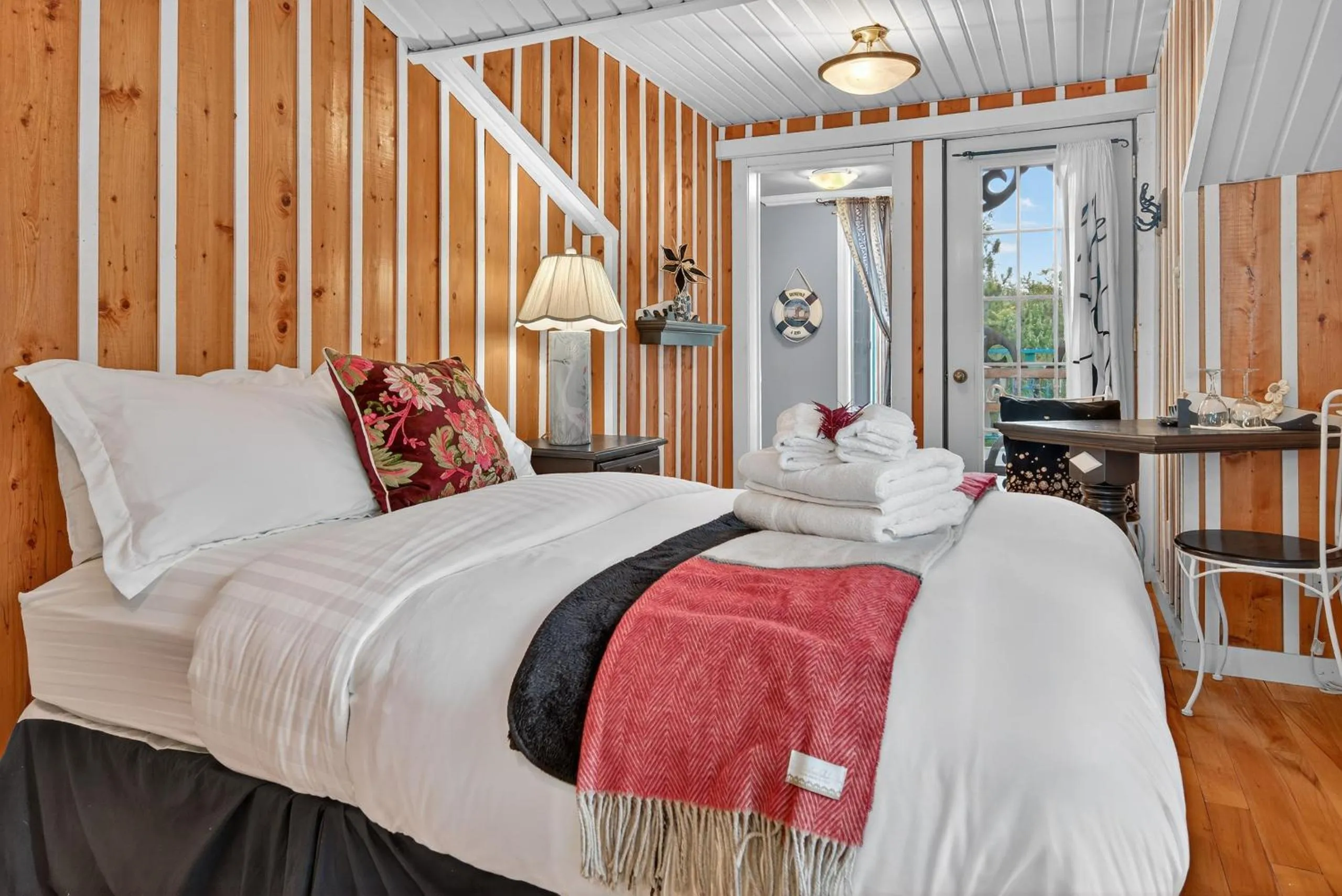 Bed in Domaine Rivière Sacacomie Chalets et Bed and Breakfast -Manoir Canergie