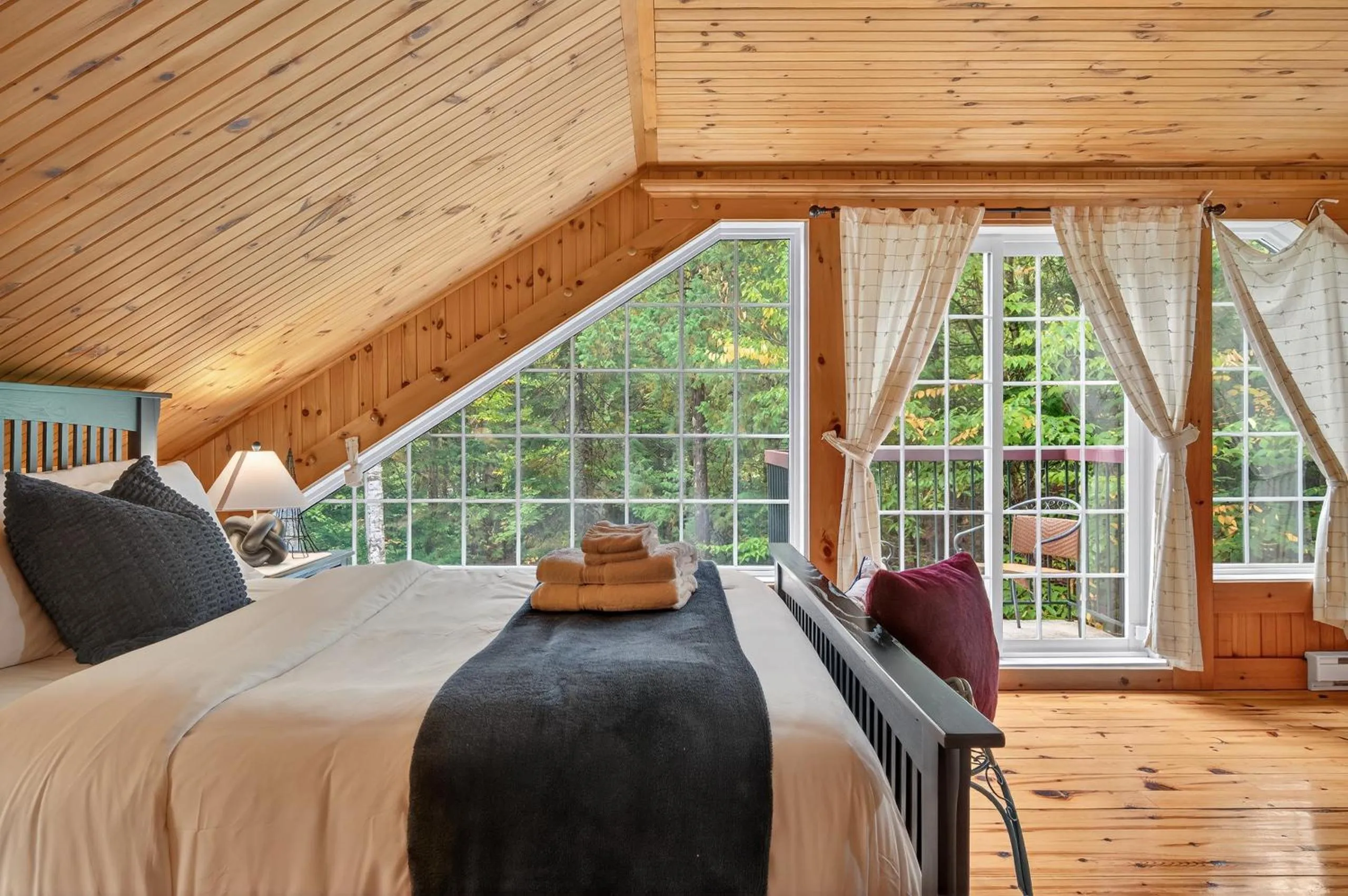 Bed in Domaine Rivière Sacacomie Chalets et Bed and Breakfast -Manoir Canergie