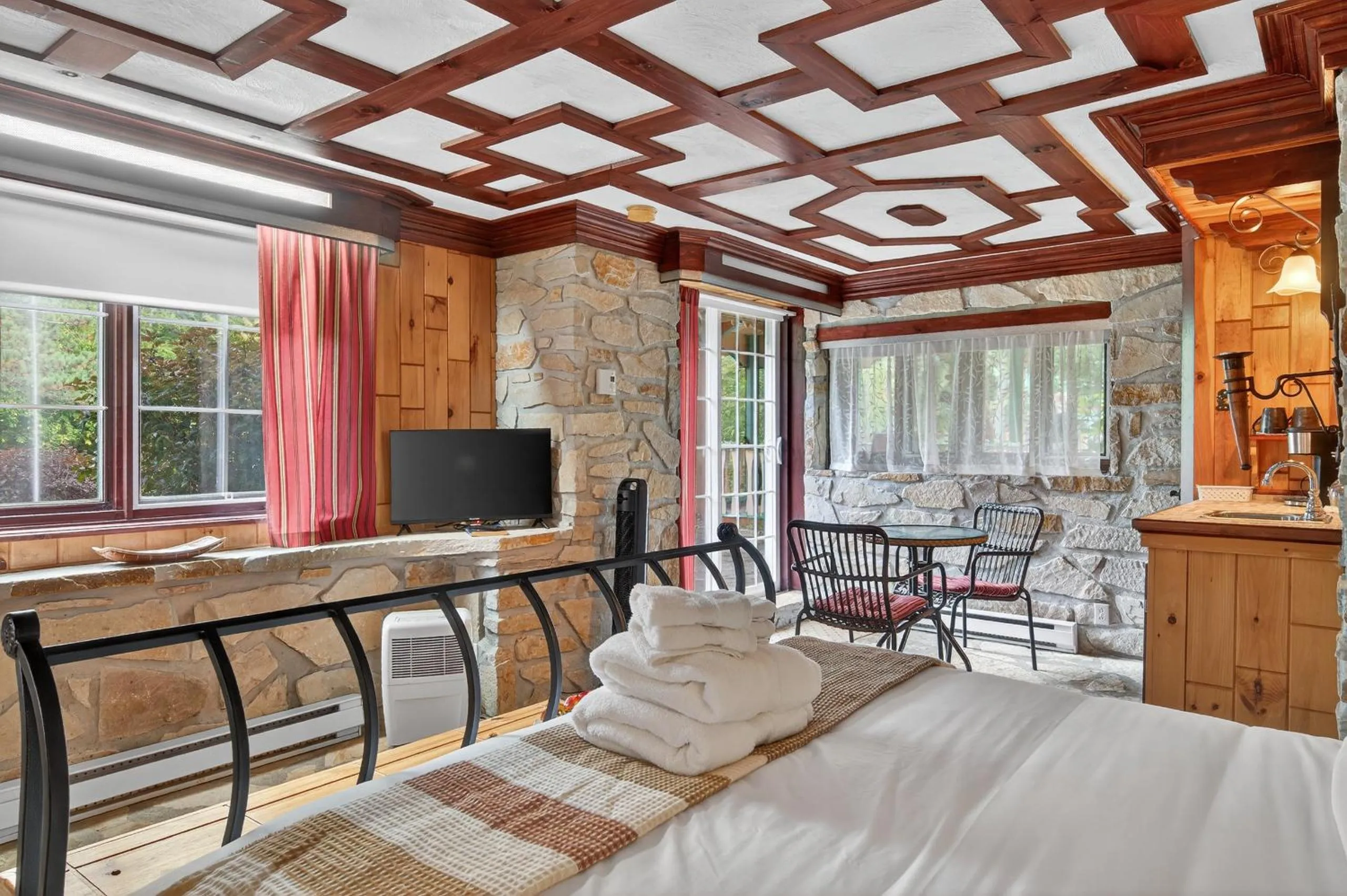 Bed in Domaine Rivière Sacacomie Chalets et Bed and Breakfast -Manoir Canergie