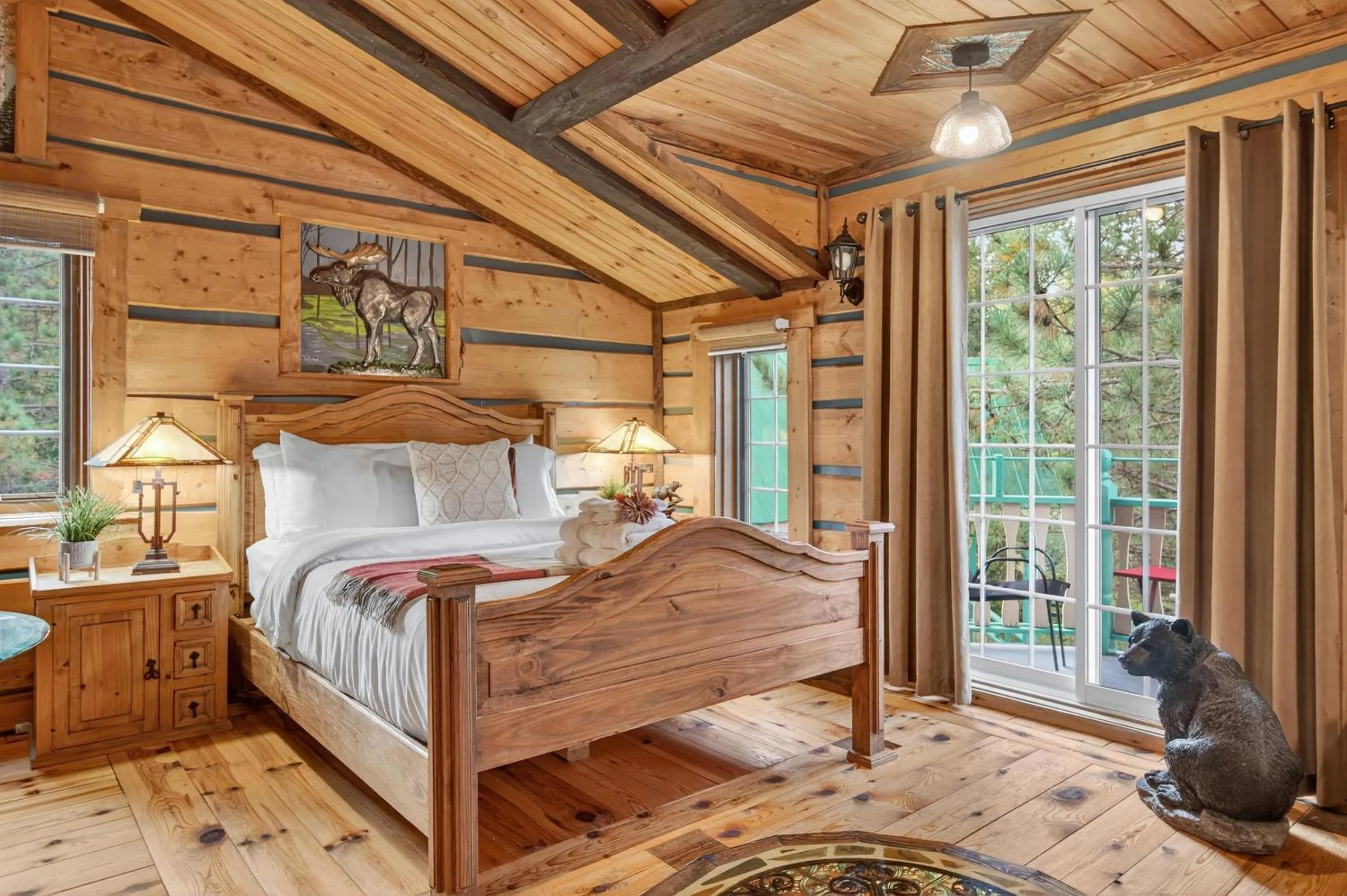 Property building, Bed in Domaine Rivière Sacacomie Chalets et Bed and Breakfast -Manoir Canergie