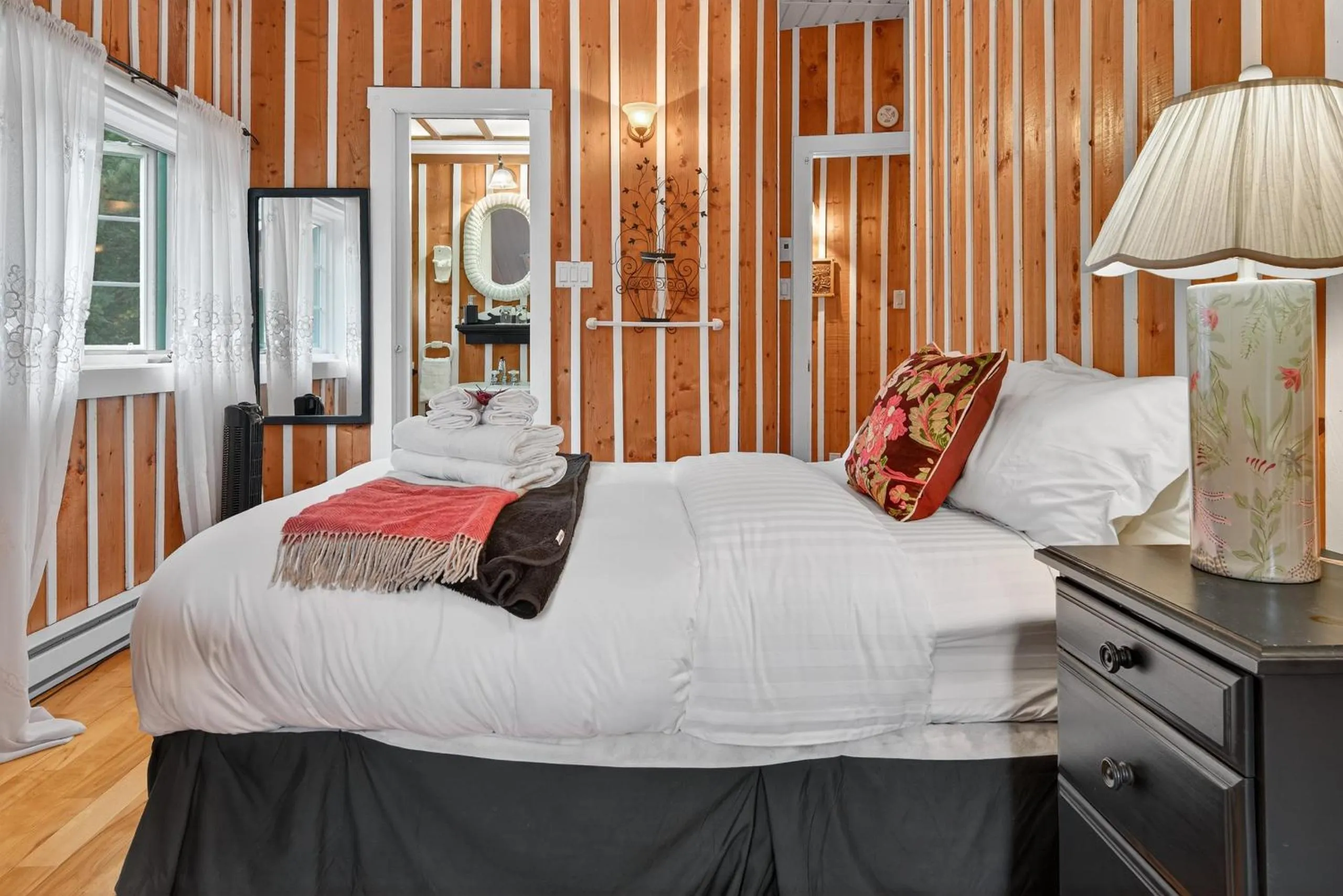 Bed in Domaine Rivière Sacacomie Chalets et Bed and Breakfast -Manoir Canergie