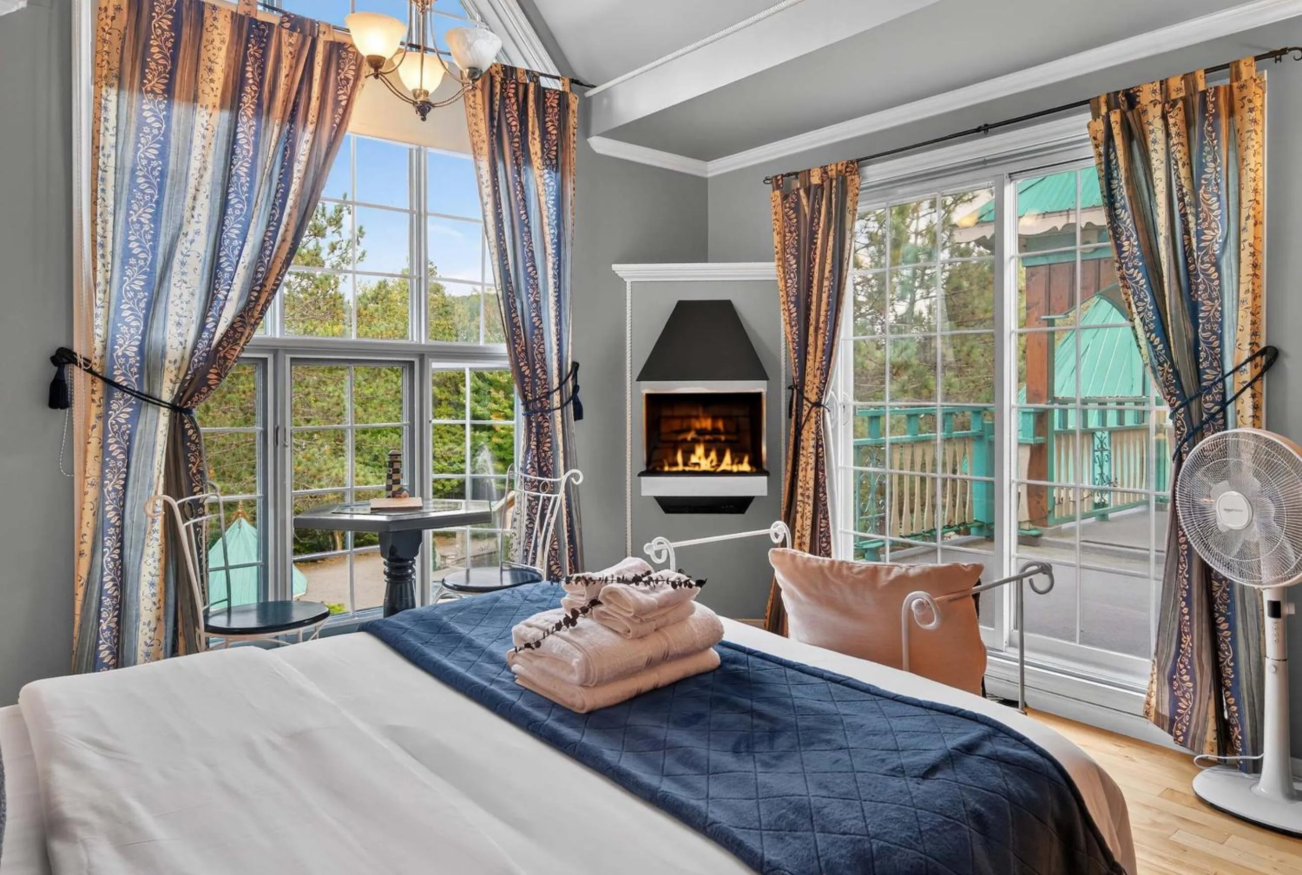 Bed in Domaine Rivière Sacacomie Chalets et Bed and Breakfast -Manoir Canergie