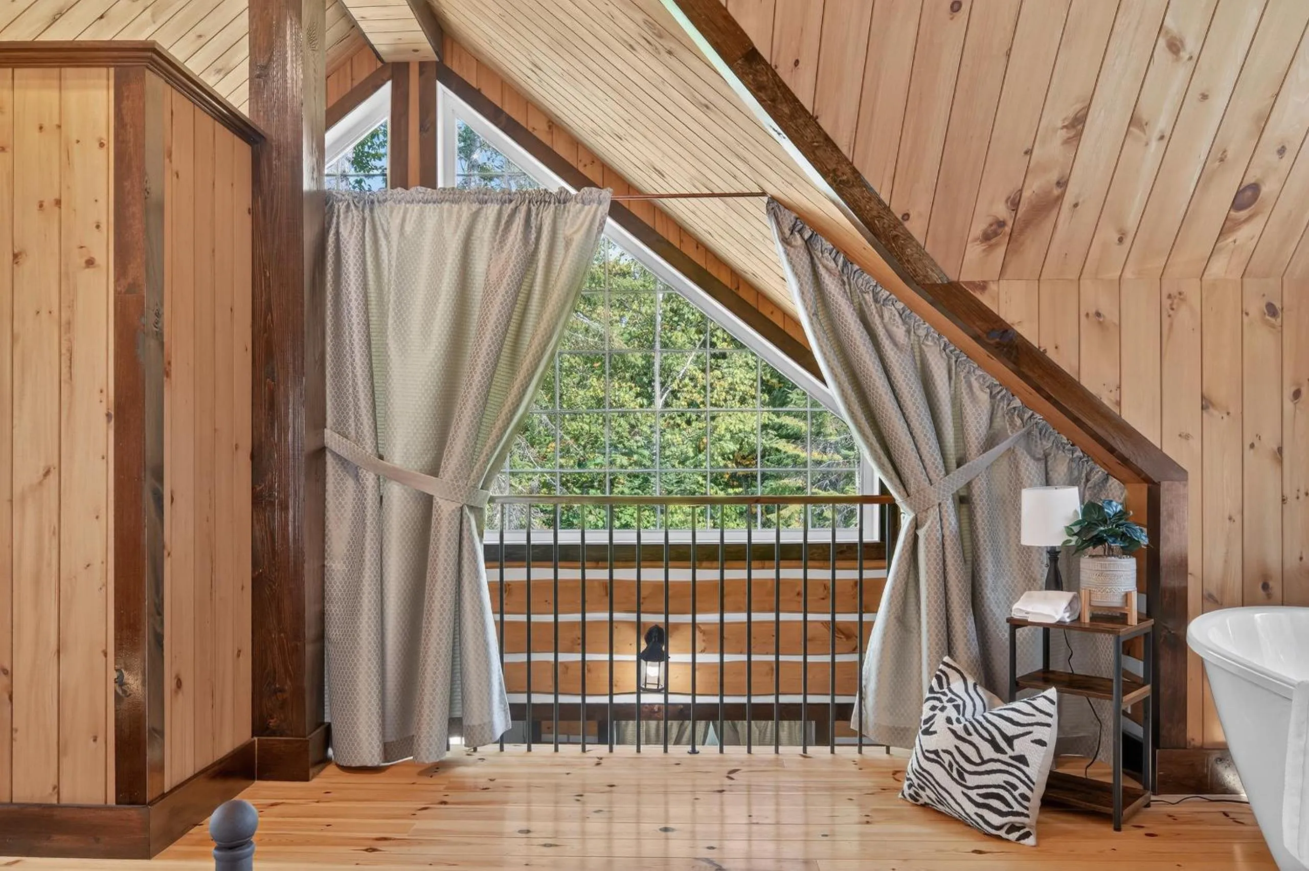 Bed in Domaine Rivière Sacacomie Chalets et Bed and Breakfast -Manoir Canergie