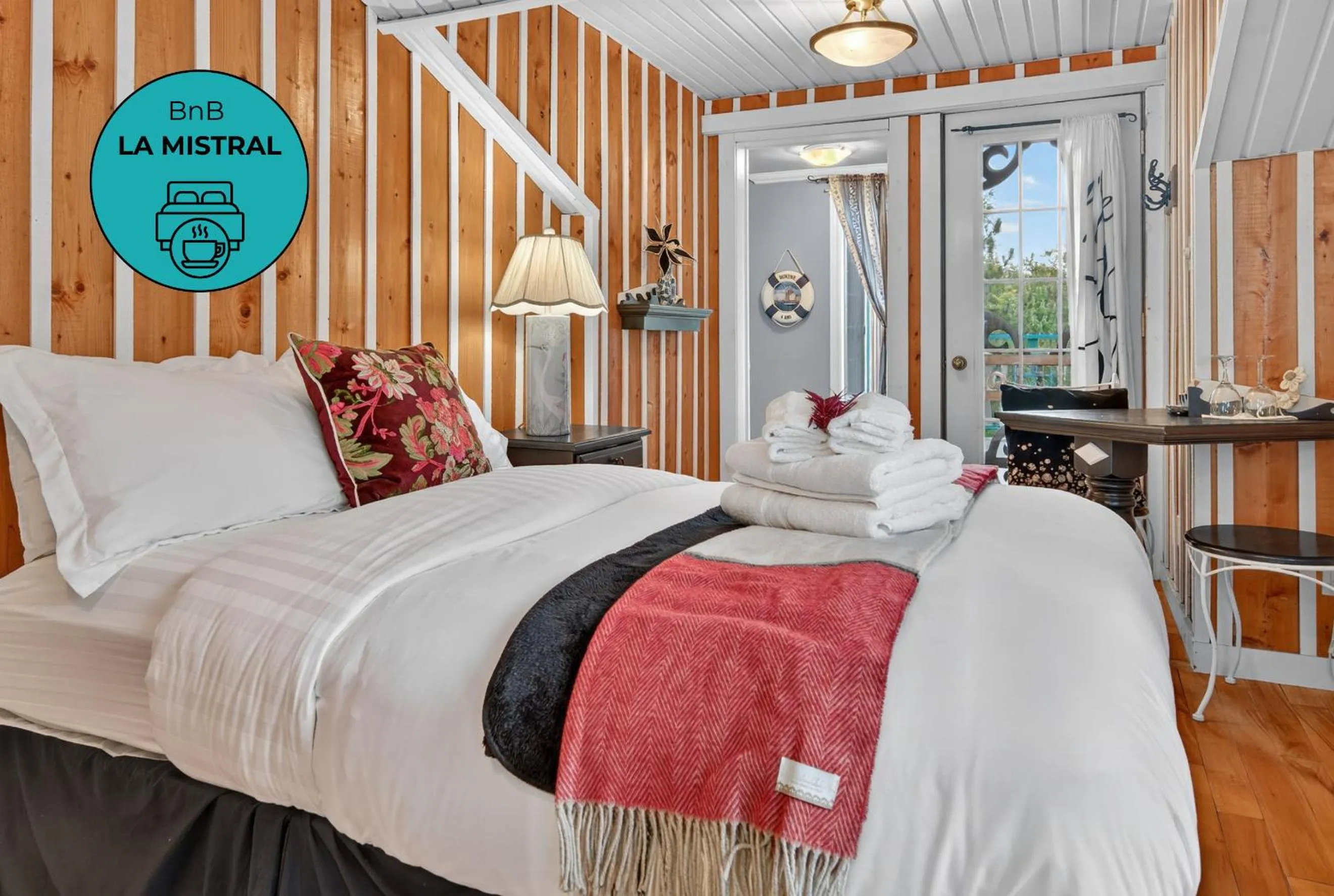 Bed in Domaine Rivière Sacacomie Chalets et Bed and Breakfast -Manoir Canergie