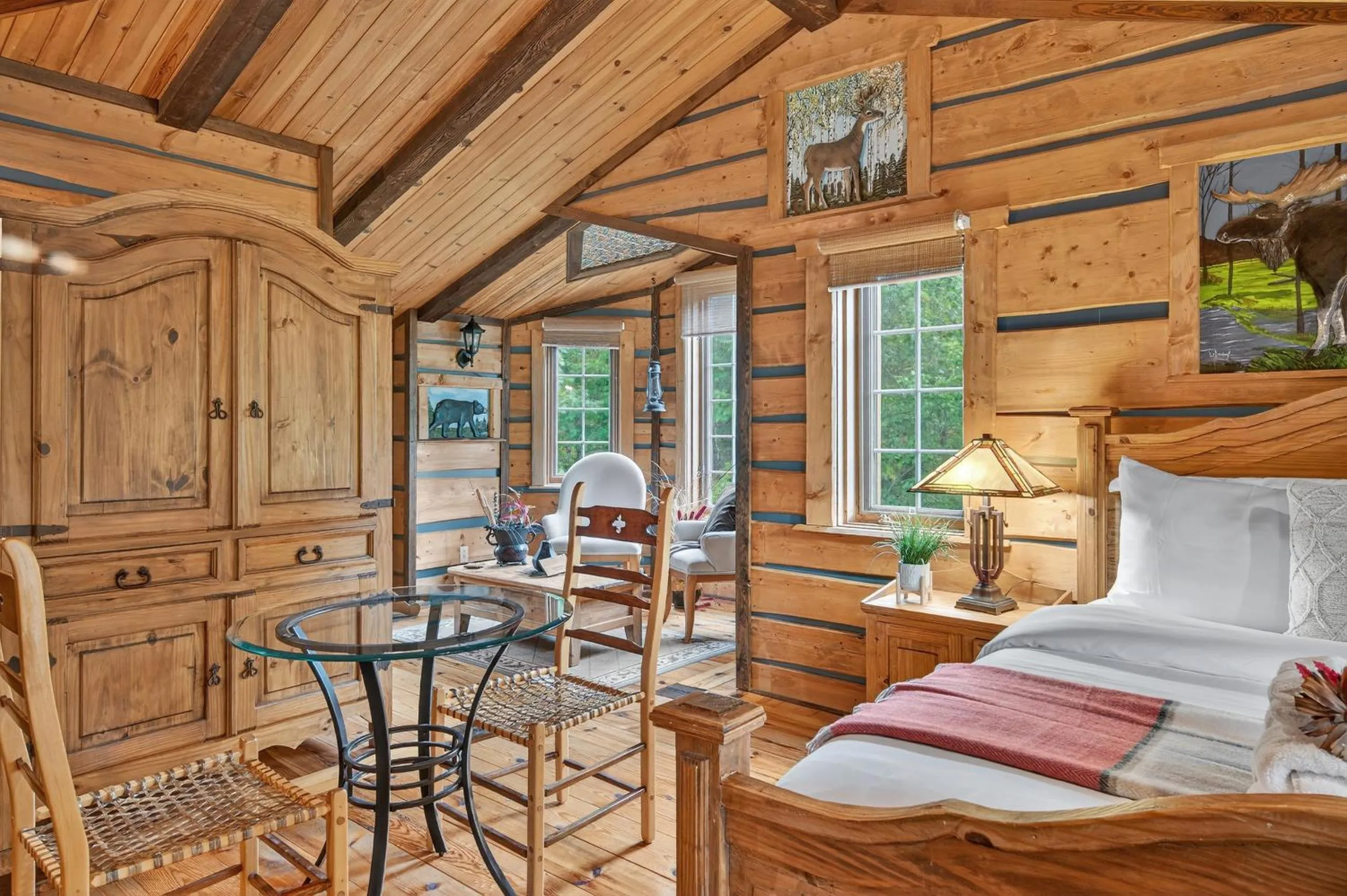 Property building, Bed in Domaine Rivière Sacacomie Chalets et Bed and Breakfast -Manoir Canergie