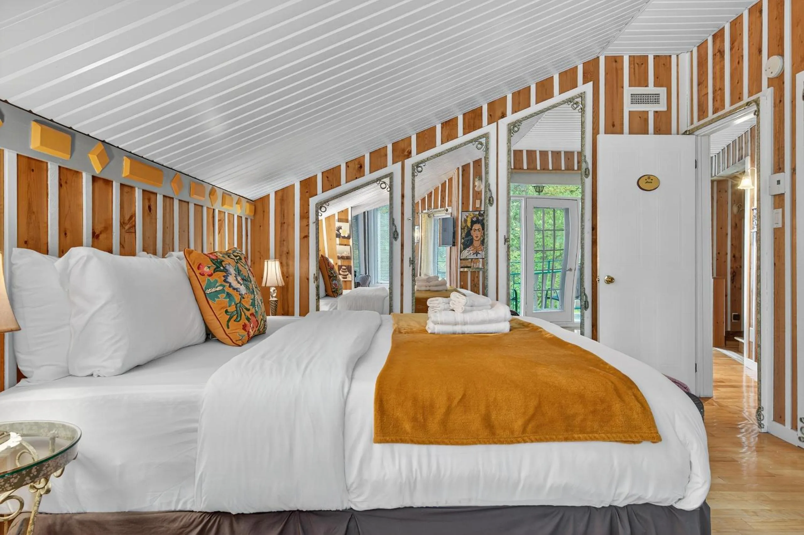 Bed in Domaine Rivière Sacacomie Chalets et Bed and Breakfast -Manoir Canergie