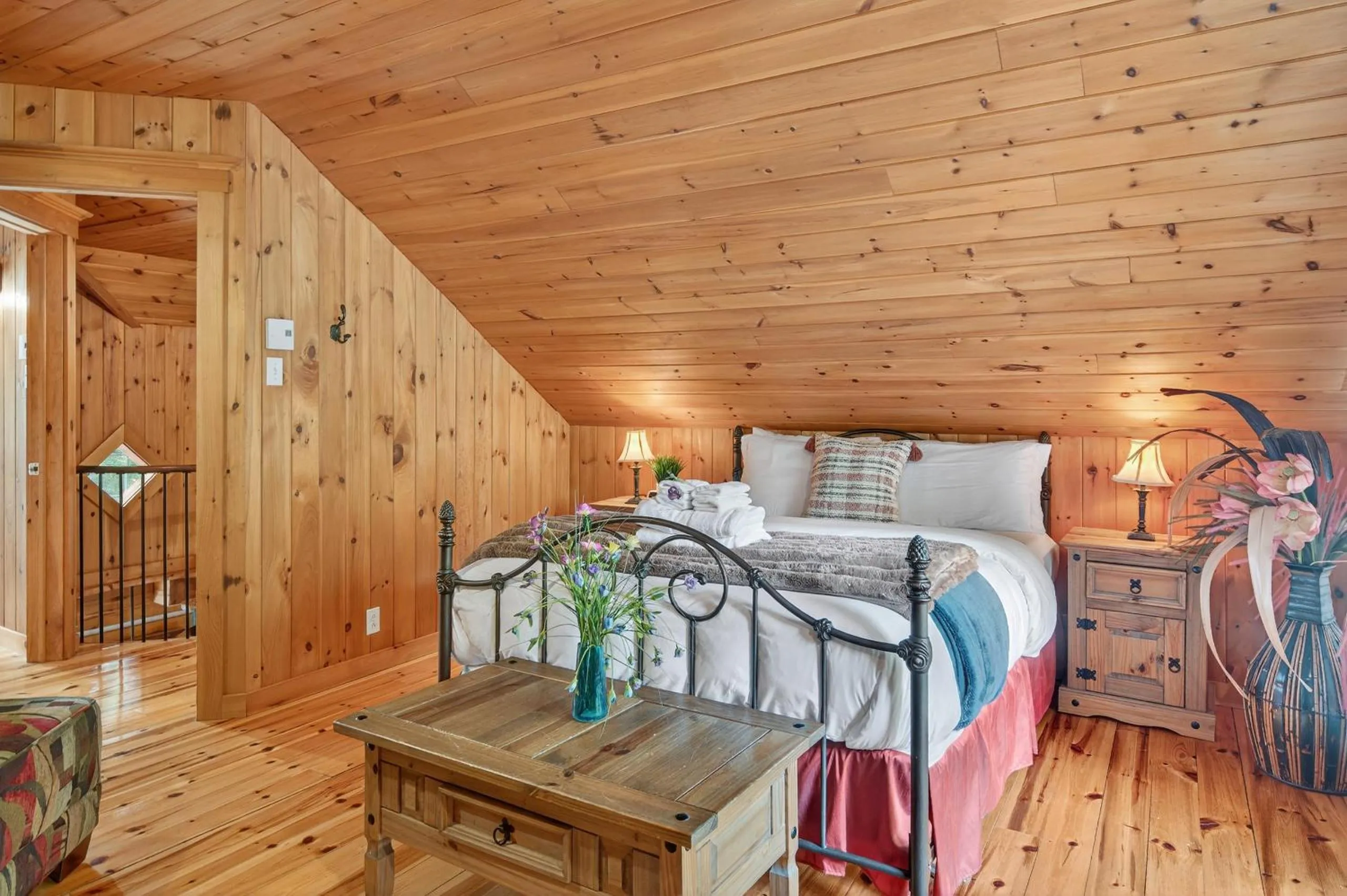 Bed in Domaine Rivière Sacacomie Chalets et Bed and Breakfast -Manoir Canergie